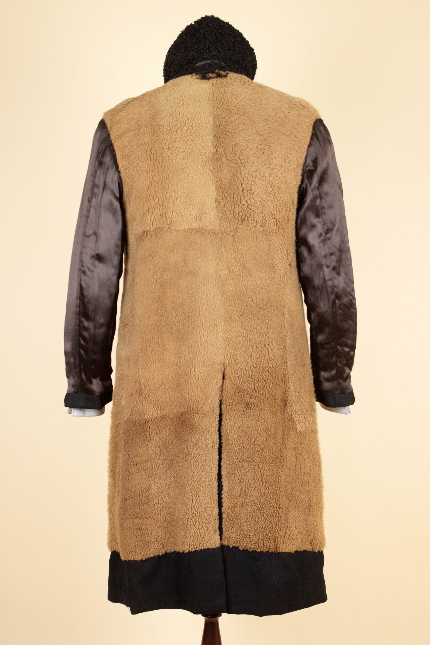 SWEDISH 1910S/1920S BLACK OVERCOAT WITH PERSIAN COLLAR AND FUR LINING, BY PAUL U. BERGSTRÖM. SIZE CA EU 48
