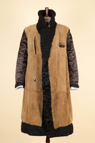 SWEDISH 1910S/1920S BLACK OVERCOAT WITH PERSIAN COLLAR AND FUR LINING, BY PAUL U. BERGSTRÖM. SIZE CA EU 48