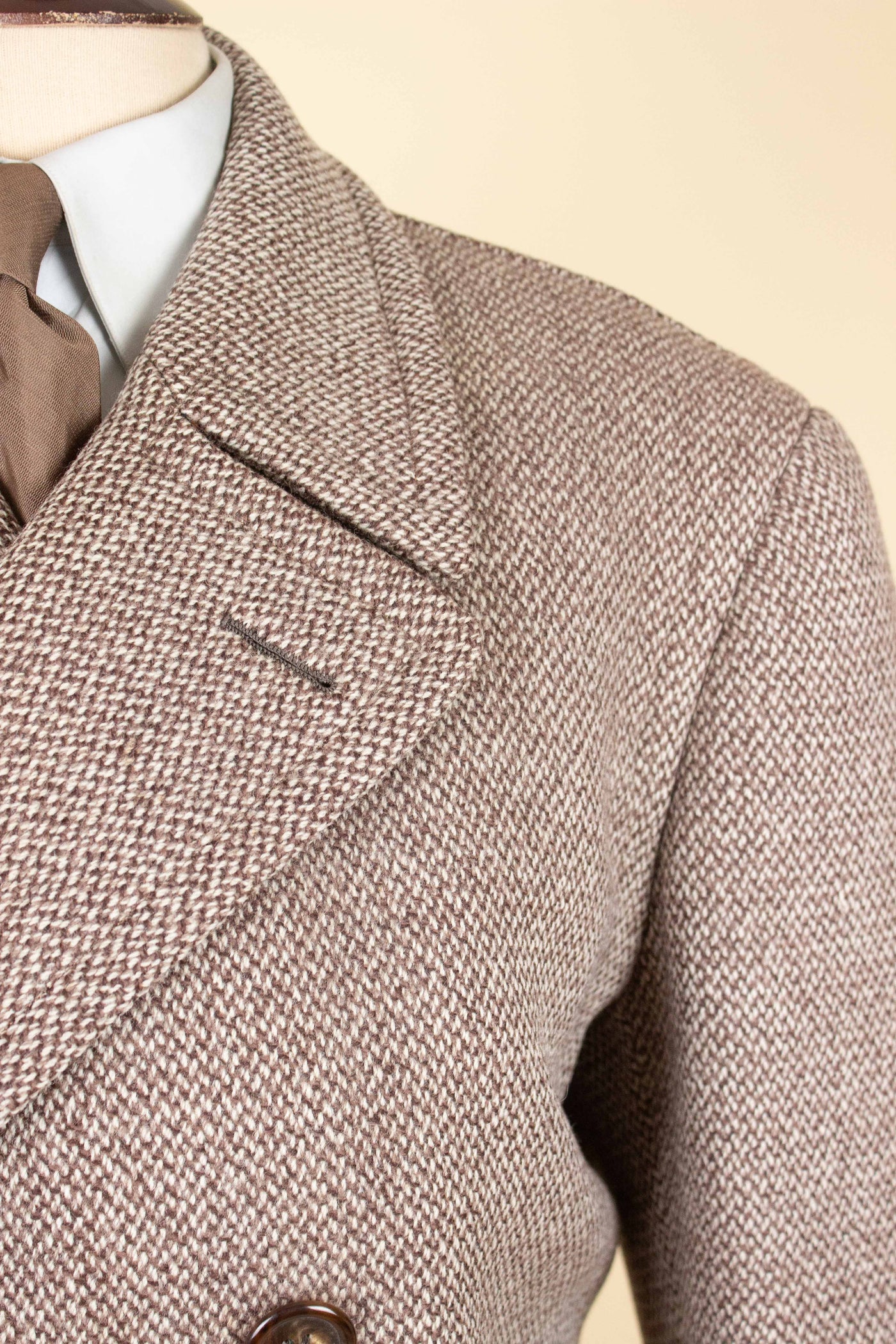 SWEDISH 1957 LIGHT BROWN DOUBLE BREASTED BESPOKE OVERCOAT BY PUB. SIZE CA EU 52-54