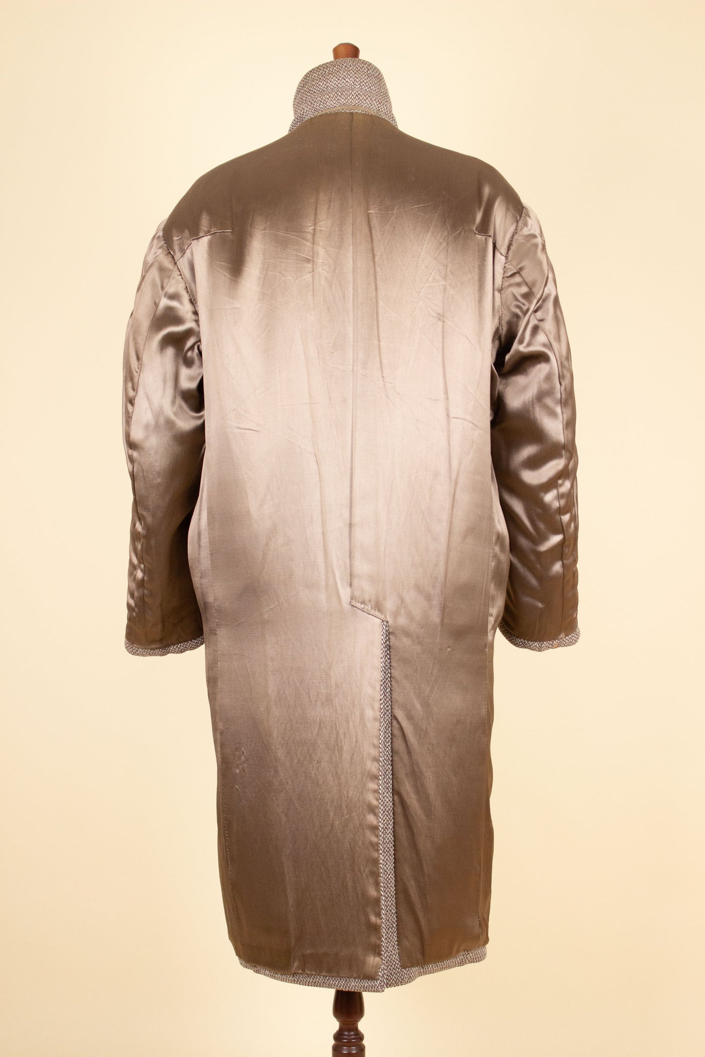 SWEDISH 1957 LIGHT BROWN DOUBLE BREASTED BESPOKE OVERCOAT BY PUB. SIZE CA EU 52-54