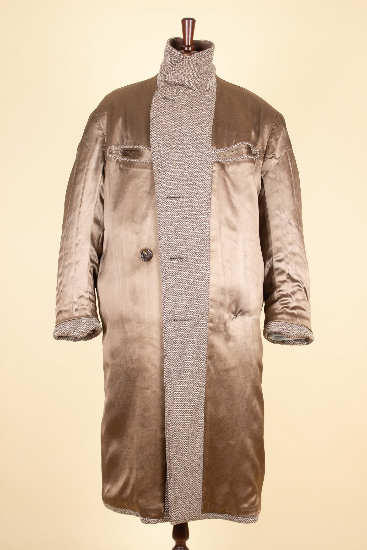 SWEDISH 1957 LIGHT BROWN DOUBLE BREASTED BESPOKE OVERCOAT BY PUB. SIZE CA EU 52-54