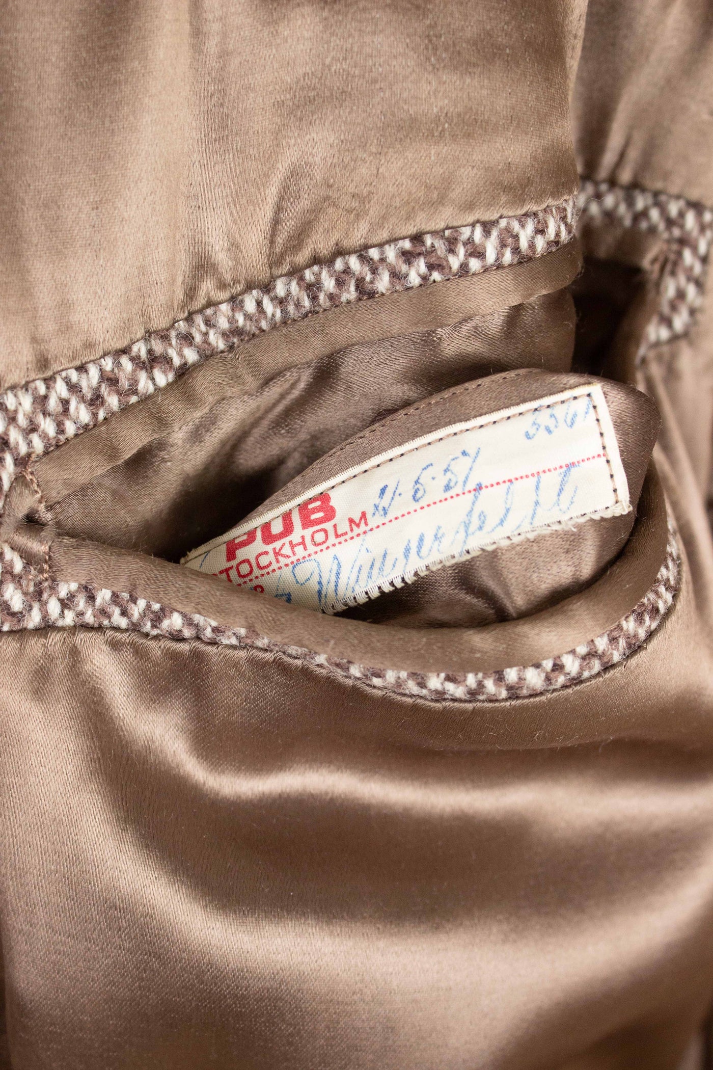 SWEDISH 1957 LIGHT BROWN DOUBLE BREASTED BESPOKE OVERCOAT BY PUB. SIZE CA EU 52-54