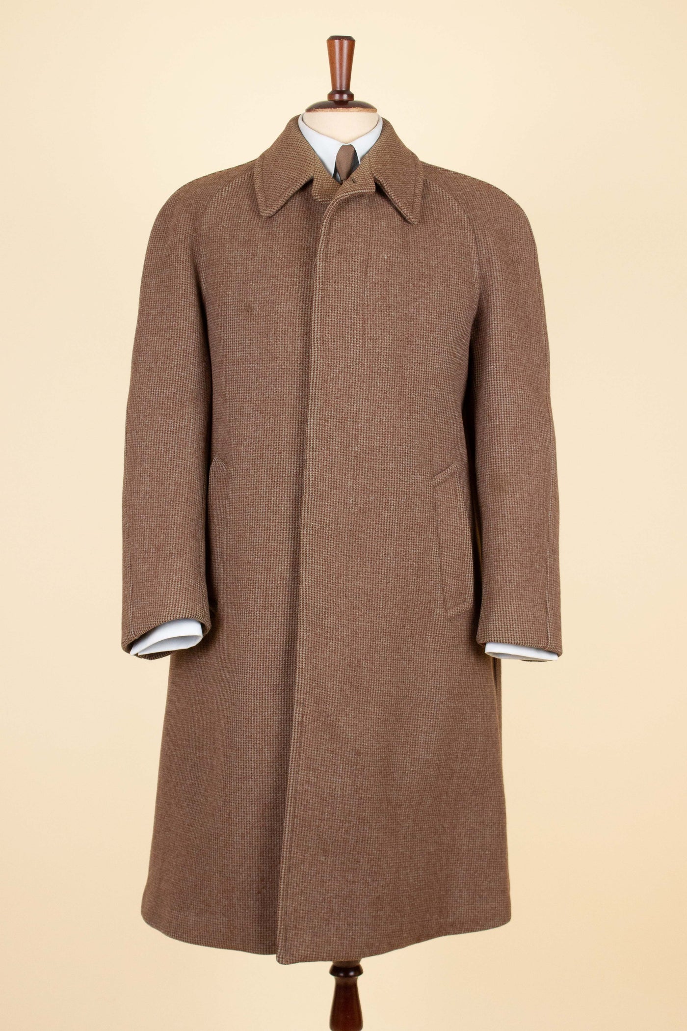 SWEDISH 1940S/1950S MID-BROWN RAGLAN TWEED OVERCOAT BY JUNEX. SIZE CA EU 46-48