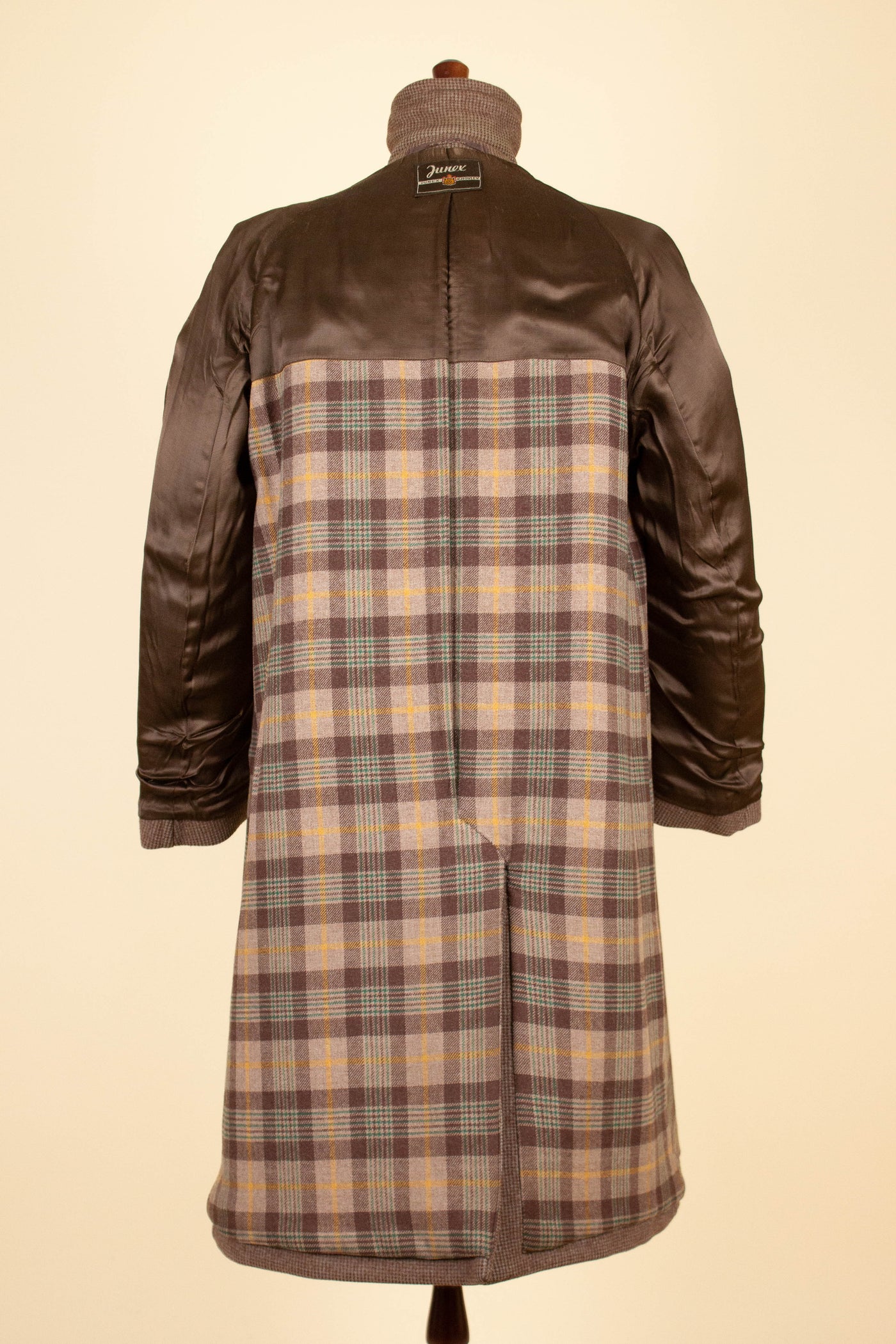 SWEDISH 1940S/1950S MID-BROWN RAGLAN TWEED OVERCOAT BY JUNEX. SIZE CA EU 46-48