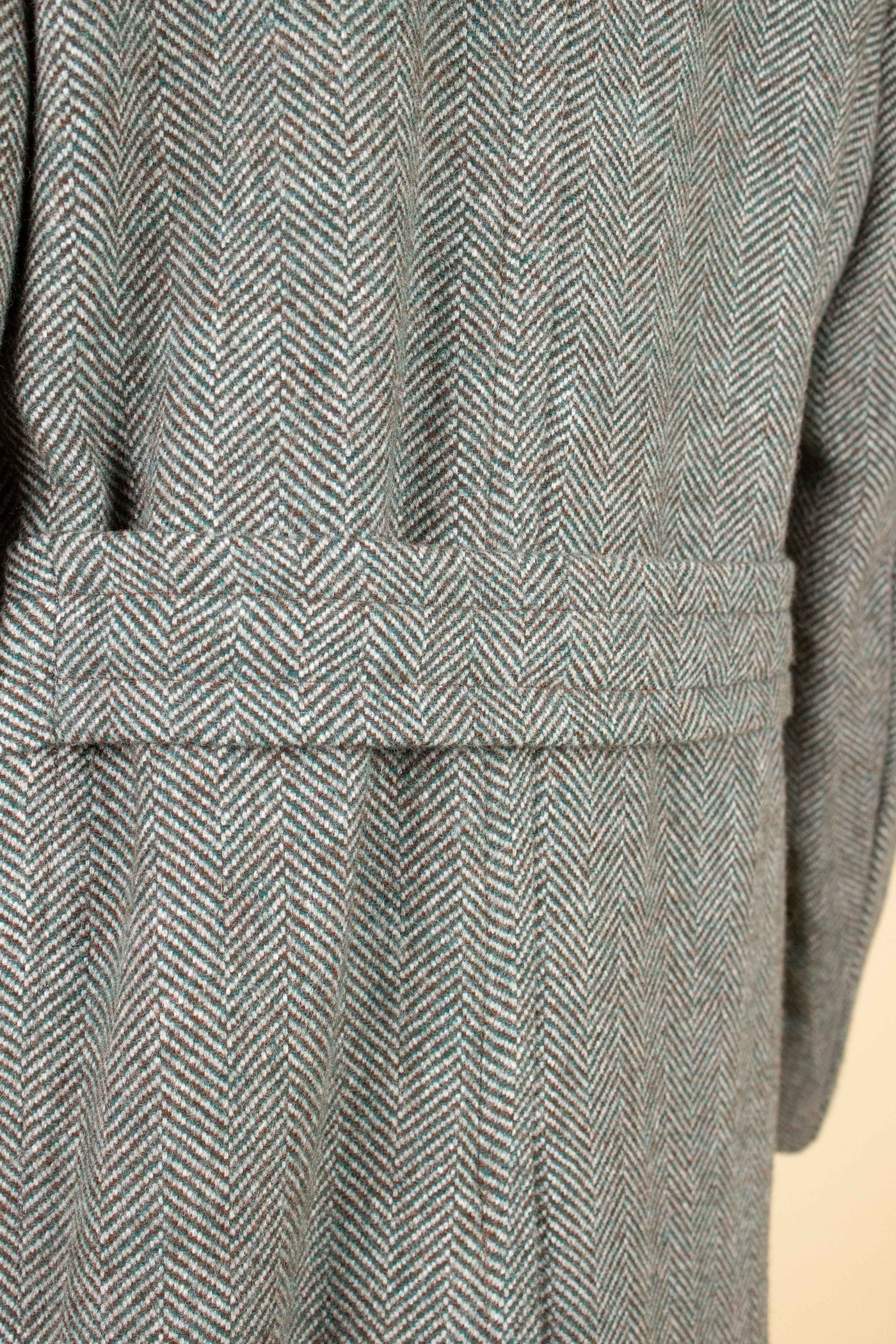 SWEDISH 1930S/1940S GREEN HERRINGBONE DEADSTOCK TWEED COAT BY HELLTEX. SIZE CA EU 46