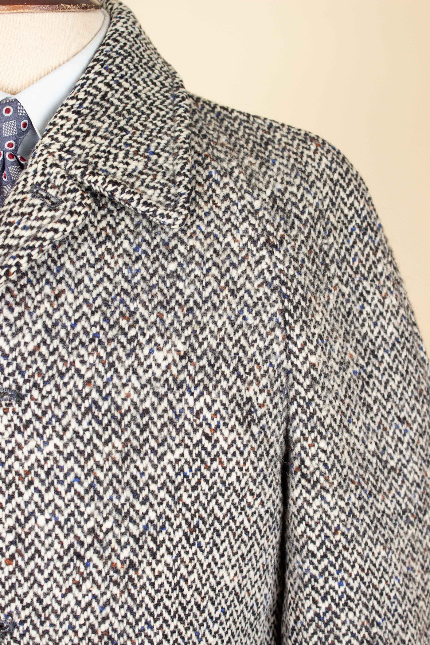 SWEDISH 1950S/1960S SALT&PEPPER/HERRINGBONE RAGLAN OVERCOAT BY STRÖMS. SIZE CA EU 44-46