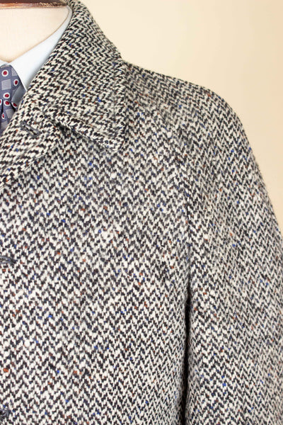 SWEDISH 1950S/1960S SALT&PEPPER/HERRINGBONE RAGLAN OVERCOAT BY STRÖMS. SIZE CA EU 44-46