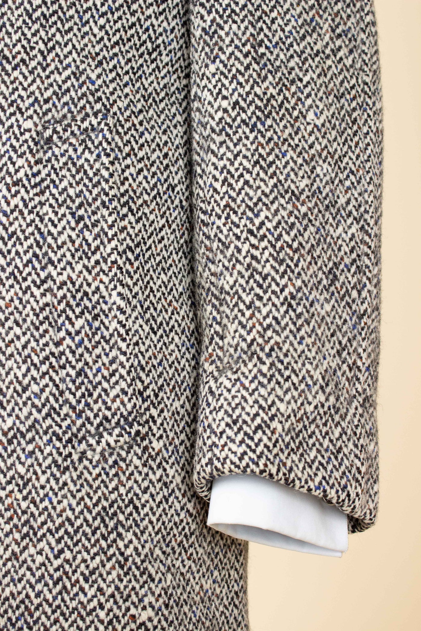 SWEDISH 1950S/1960S SALT&PEPPER/HERRINGBONE RAGLAN OVERCOAT BY STRÖMS. SIZE CA EU 44-46