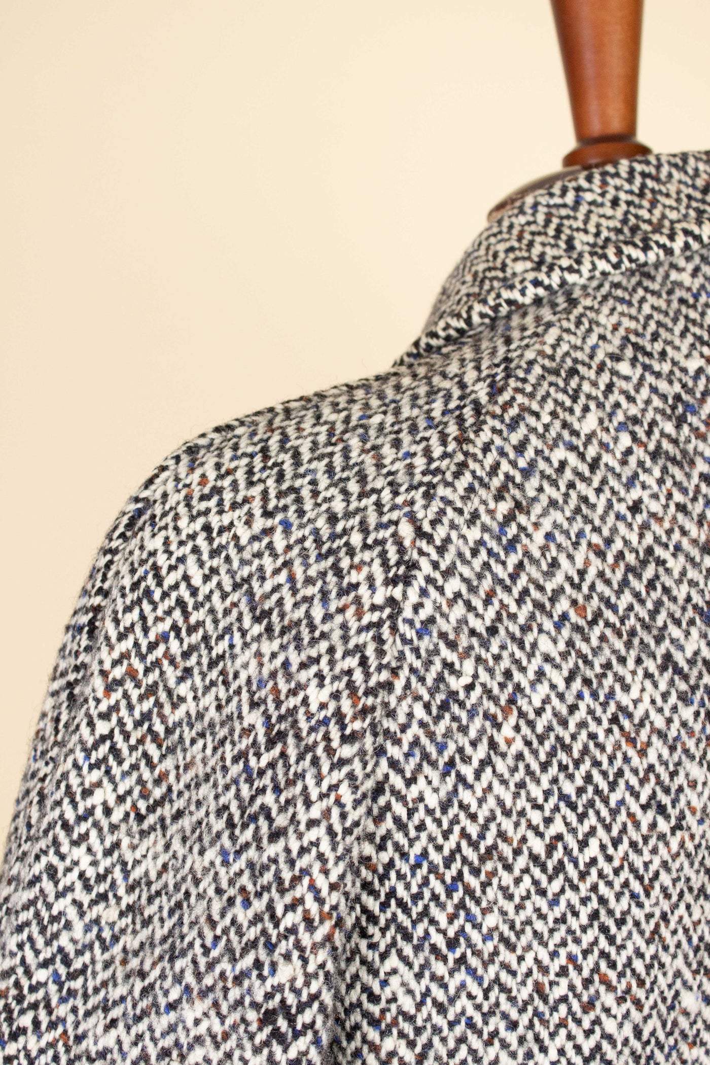 SWEDISH 1950S/1960S SALT&PEPPER/HERRINGBONE RAGLAN OVERCOAT BY STRÖMS. SIZE CA EU 44-46