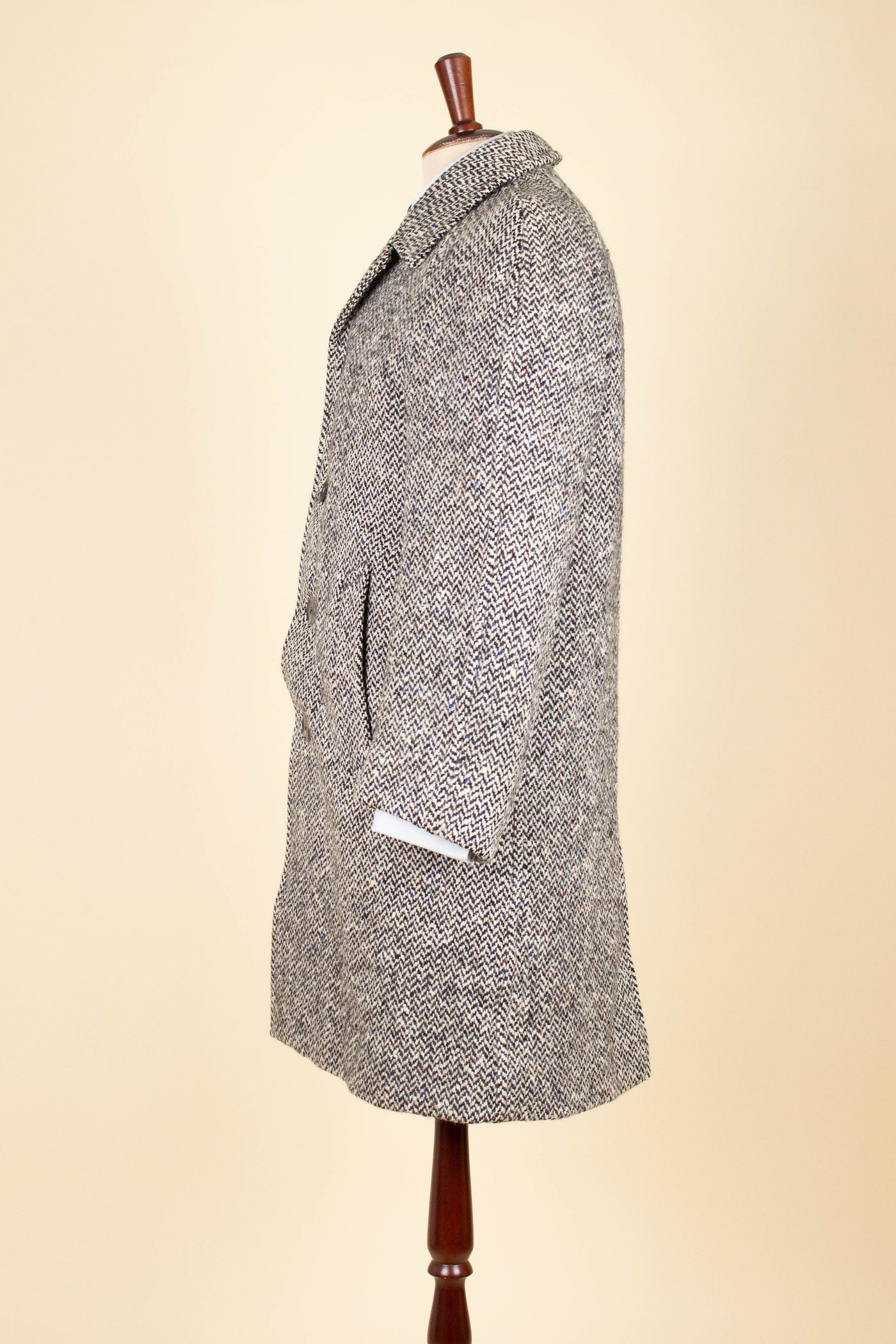 SWEDISH 1950S/1960S SALT&PEPPER/HERRINGBONE RAGLAN OVERCOAT BY STRÖMS. SIZE CA EU 44-46