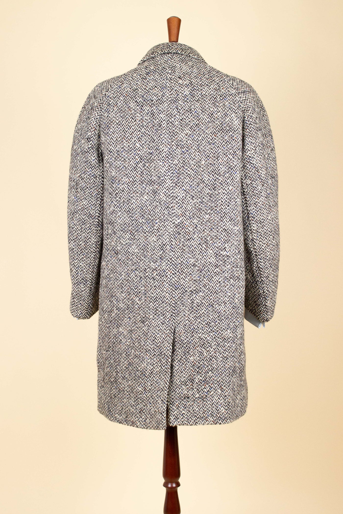SWEDISH 1950S/1960S SALT&PEPPER/HERRINGBONE RAGLAN OVERCOAT BY STRÖMS. SIZE CA EU 44-46