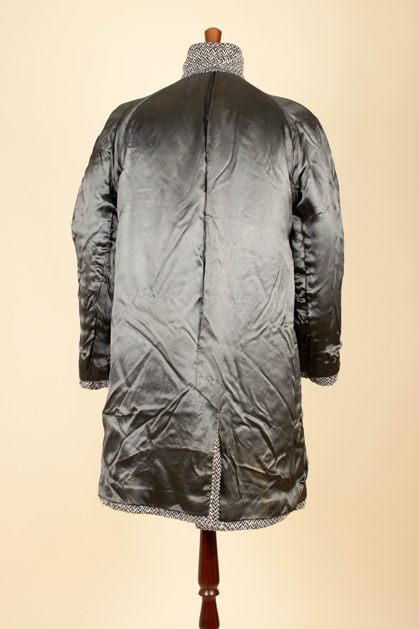 SWEDISH 1950S/1960S SALT&PEPPER/HERRINGBONE RAGLAN OVERCOAT BY STRÖMS. SIZE CA EU 44-46