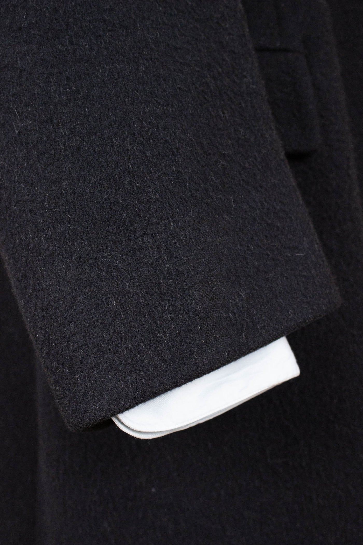 SWEDISH 1948 BLACK SINGLE BREASTED BESPOKE OVERCOAT BY STRÖMS. SIZE CA EU 48-50