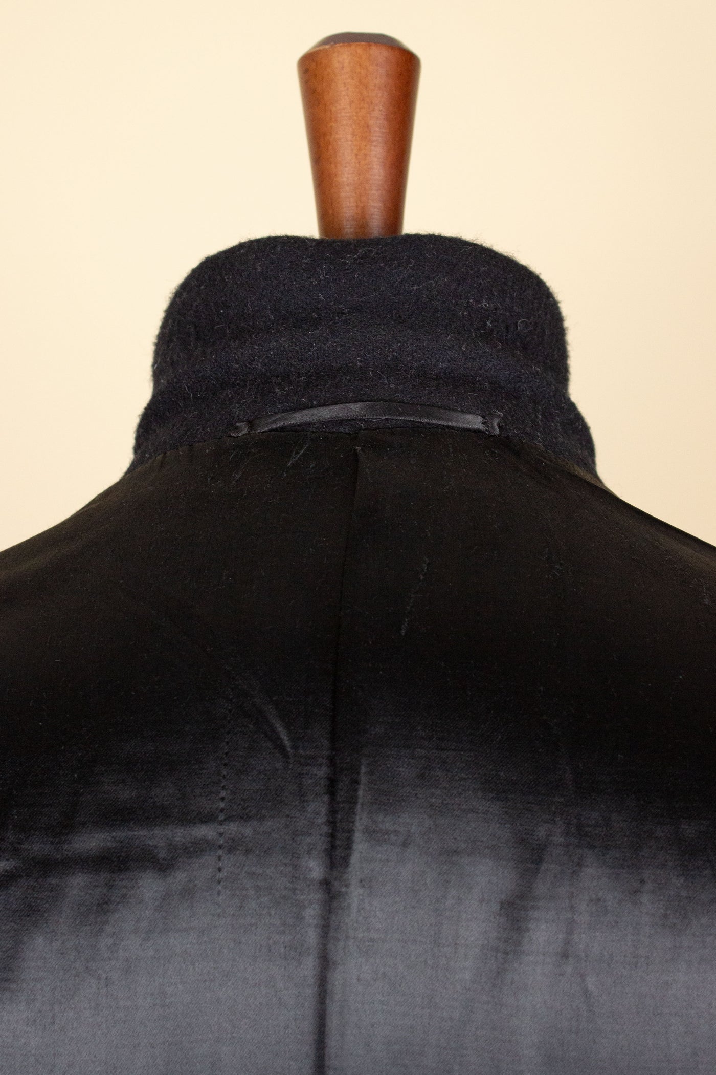 SWEDISH 1948 BLACK SINGLE BREASTED BESPOKE OVERCOAT BY STRÖMS. SIZE CA EU 48-50
