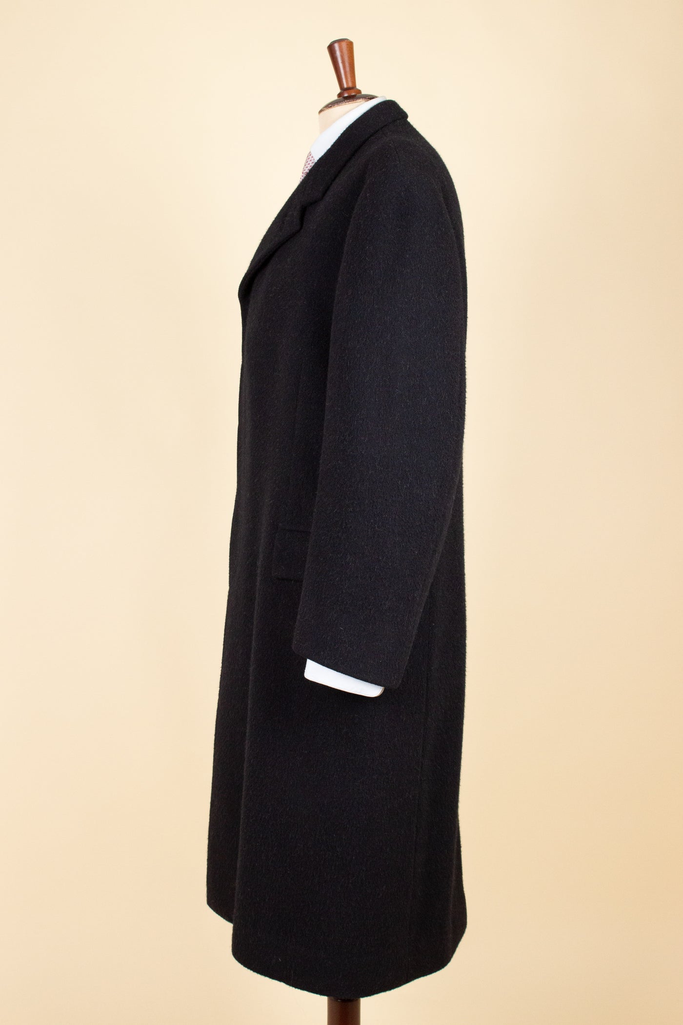 SWEDISH 1948 BLACK SINGLE BREASTED BESPOKE OVERCOAT BY STRÖMS. SIZE CA EU 48-50