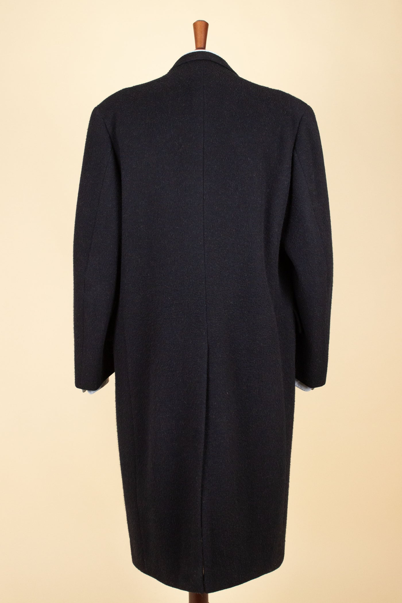 SWEDISH 1948 BLACK SINGLE BREASTED BESPOKE OVERCOAT BY STRÖMS. SIZE CA EU 48-50