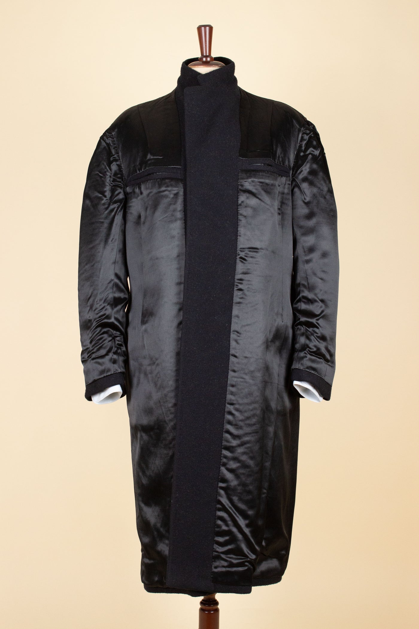 SWEDISH 1948 BLACK SINGLE BREASTED BESPOKE OVERCOAT BY STRÖMS. SIZE CA EU 48-50