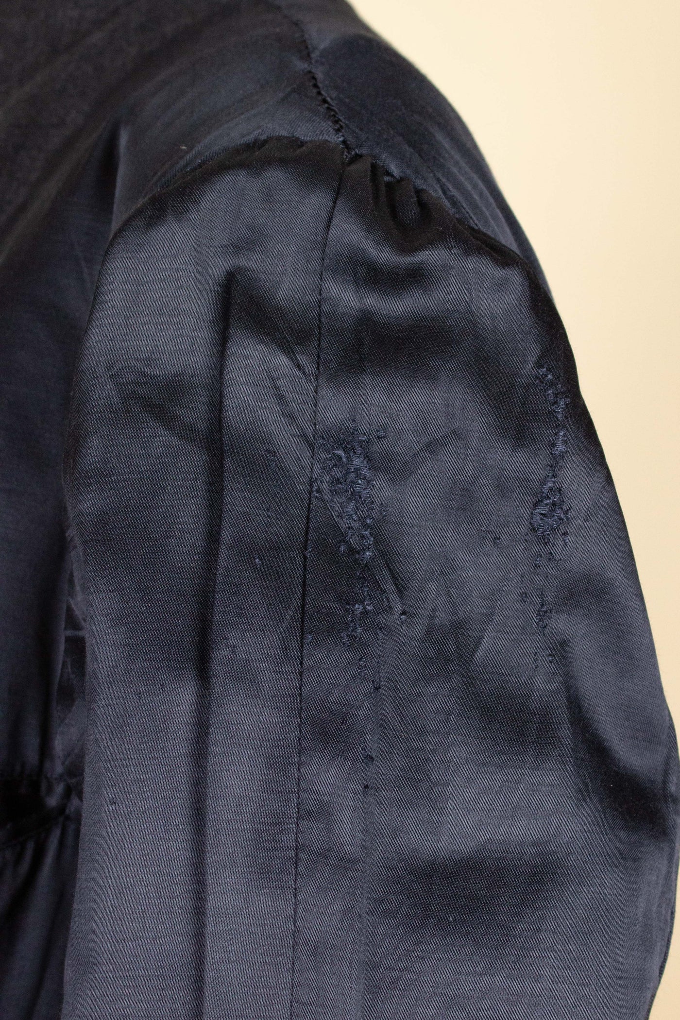 SWEDISH 1940S DARK GREY SINGLE BREASTED OVERCOAT BY KABOM. SIZE CA EU 50-52