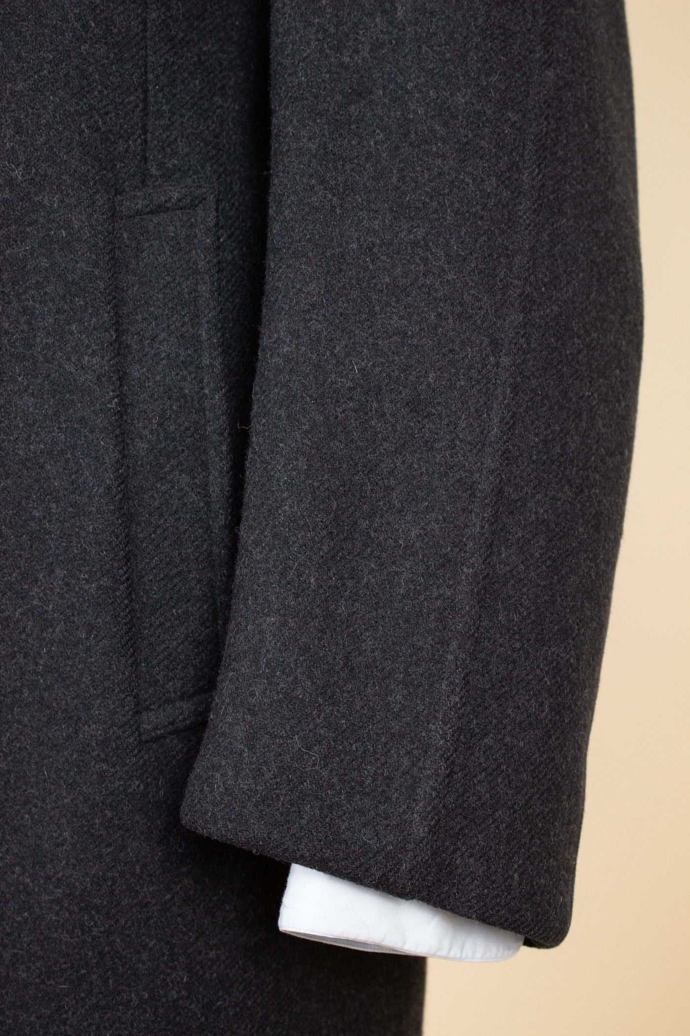 SWEDISH 1940S DARK GREY SINGLE BREASTED OVERCOAT BY KABOM. SIZE CA EU 50-52