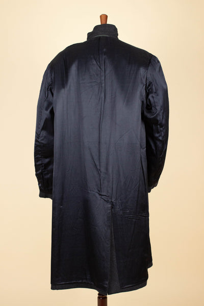 SWEDISH 1940S DARK GREY SINGLE BREASTED OVERCOAT BY KABOM. SIZE CA EU 50-52