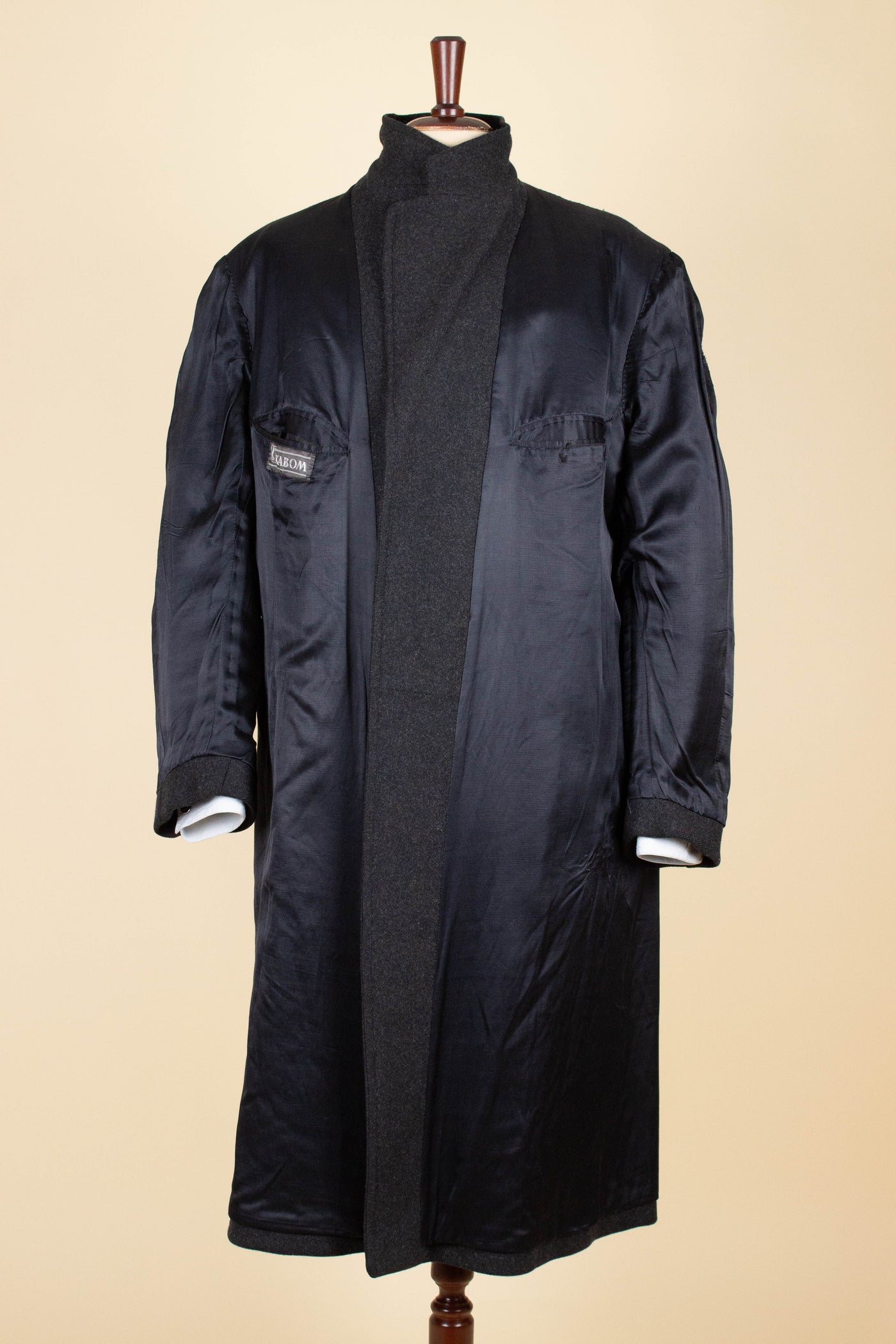 SWEDISH 1940S DARK GREY SINGLE BREASTED OVERCOAT BY KABOM. SIZE CA EU 50-52