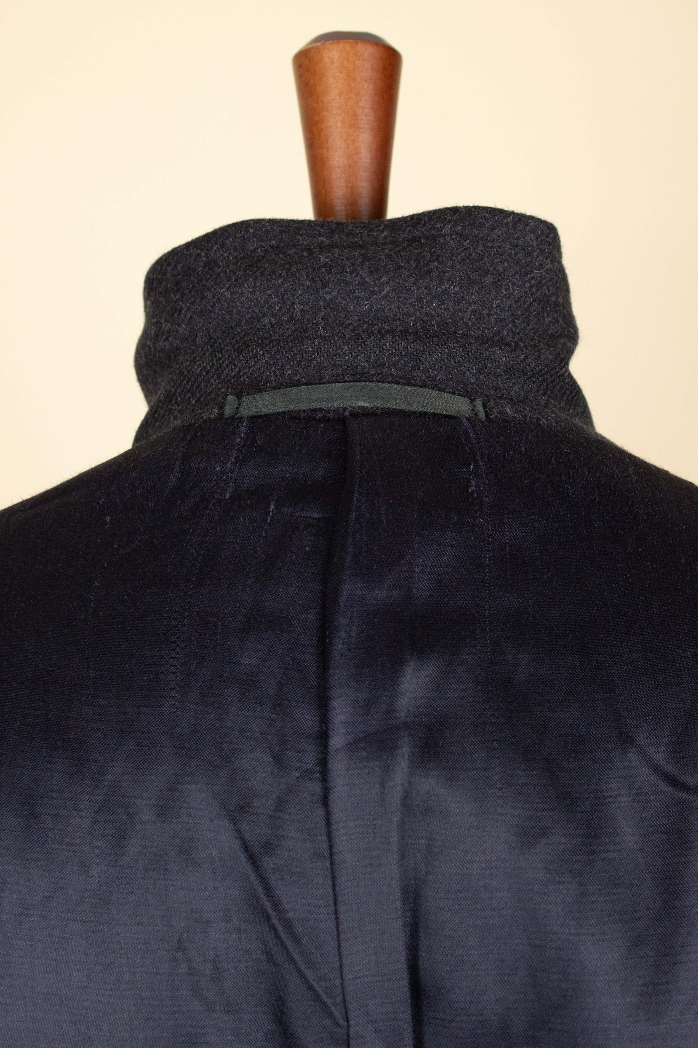 SWEDISH 1940S DARK GREY SINGLE BREASTED OVERCOAT BY KABOM. SIZE CA EU 50-52