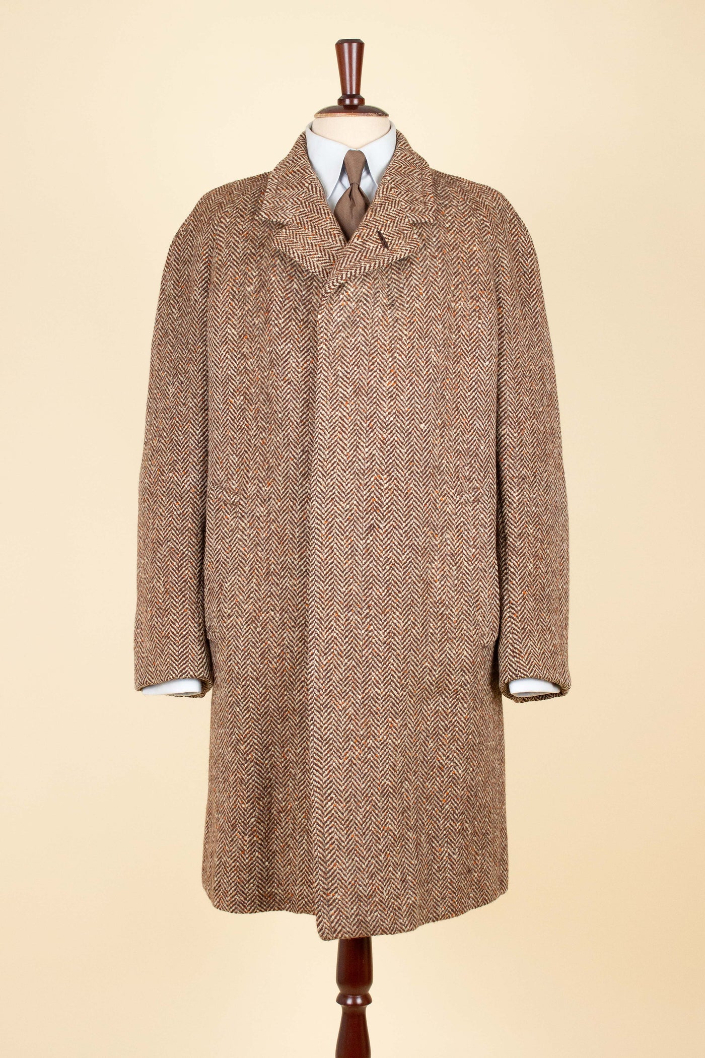 SWEDISH 1930S/1940S BROWN HERRINGBONE RAGLAN TWEED OVERCOAT. SIZE CA EU 48