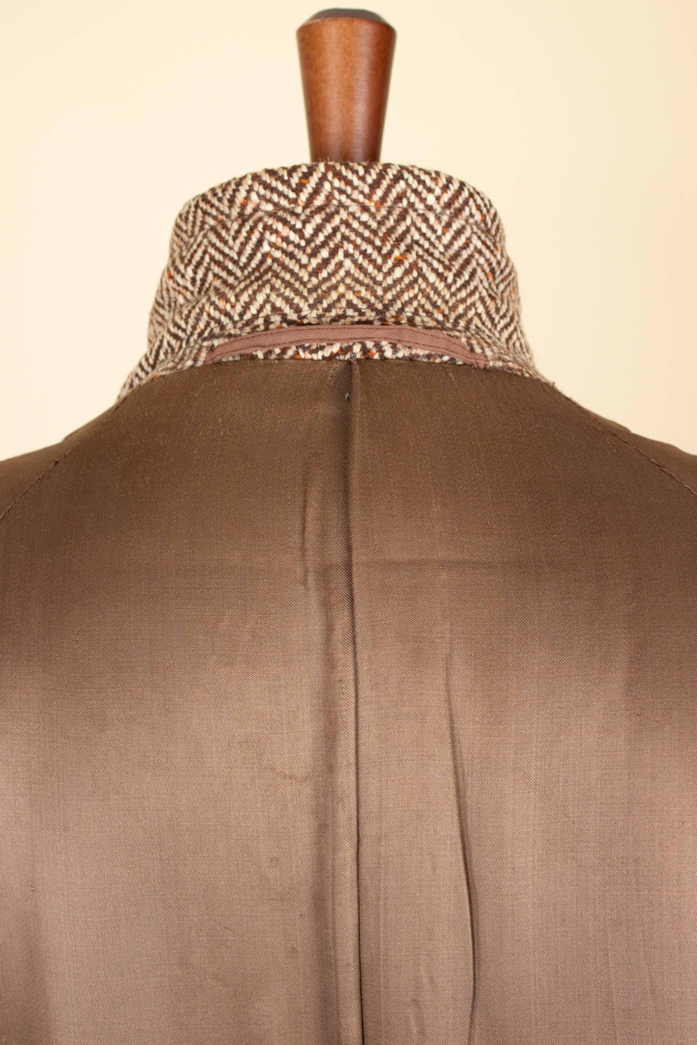 SWEDISH 1930S/1940S BROWN HERRINGBONE RAGLAN TWEED OVERCOAT. SIZE CA EU 48