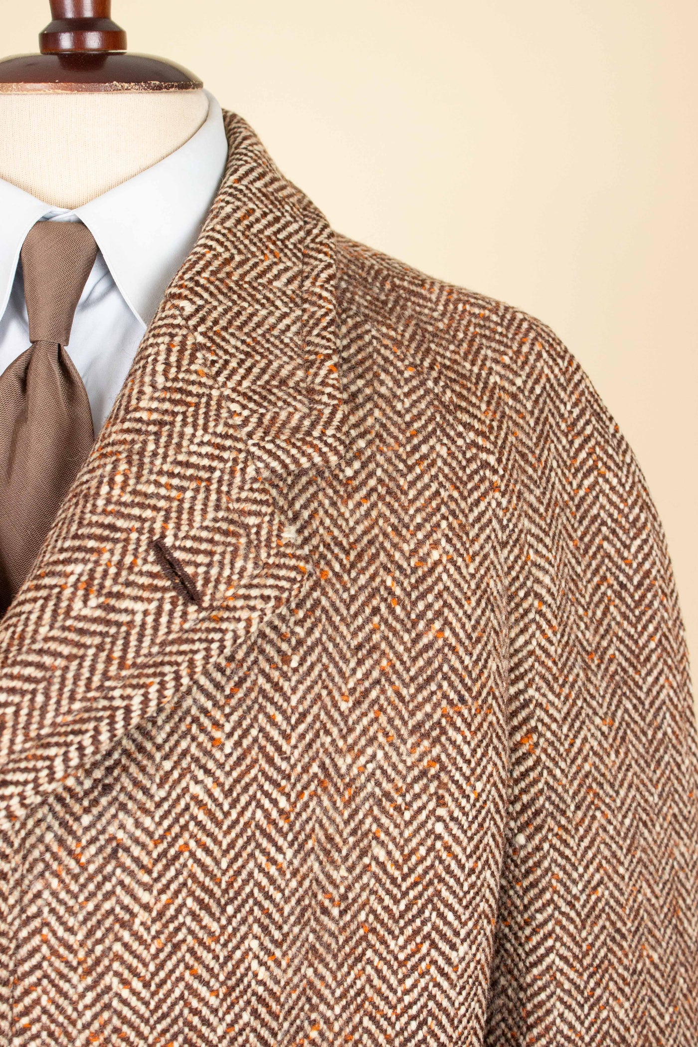 SWEDISH 1930S/1940S BROWN HERRINGBONE RAGLAN TWEED OVERCOAT. SIZE CA EU 48