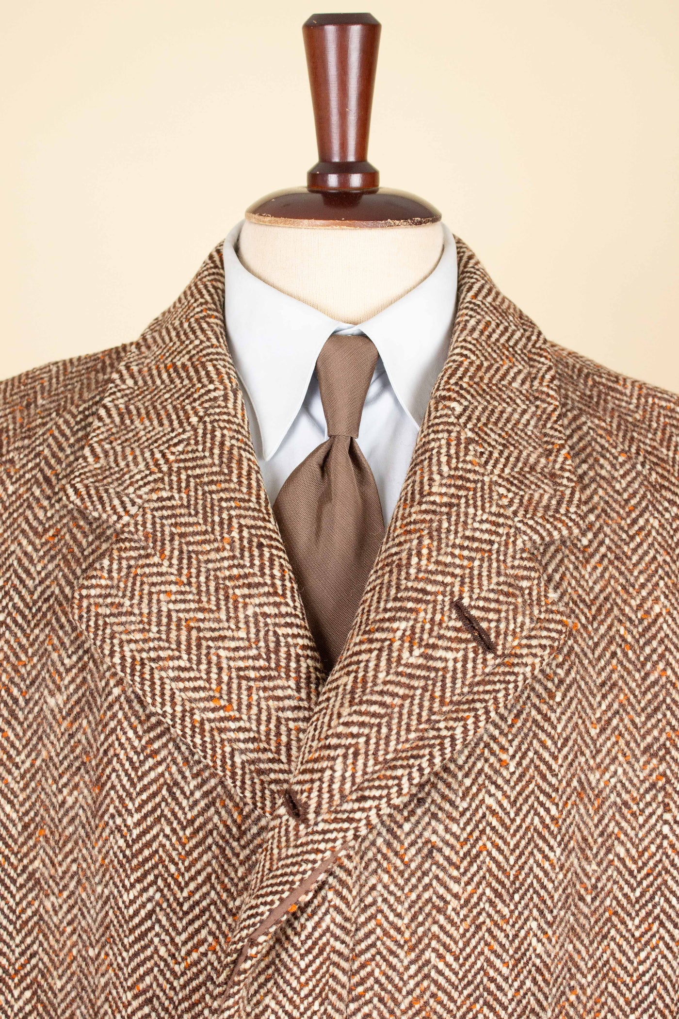 SWEDISH 1930S/1940S BROWN HERRINGBONE RAGLAN TWEED OVERCOAT. SIZE CA EU 48