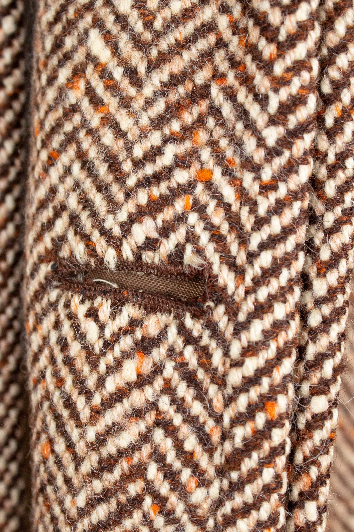 SWEDISH 1930S/1940S BROWN HERRINGBONE RAGLAN TWEED OVERCOAT. SIZE CA EU 48