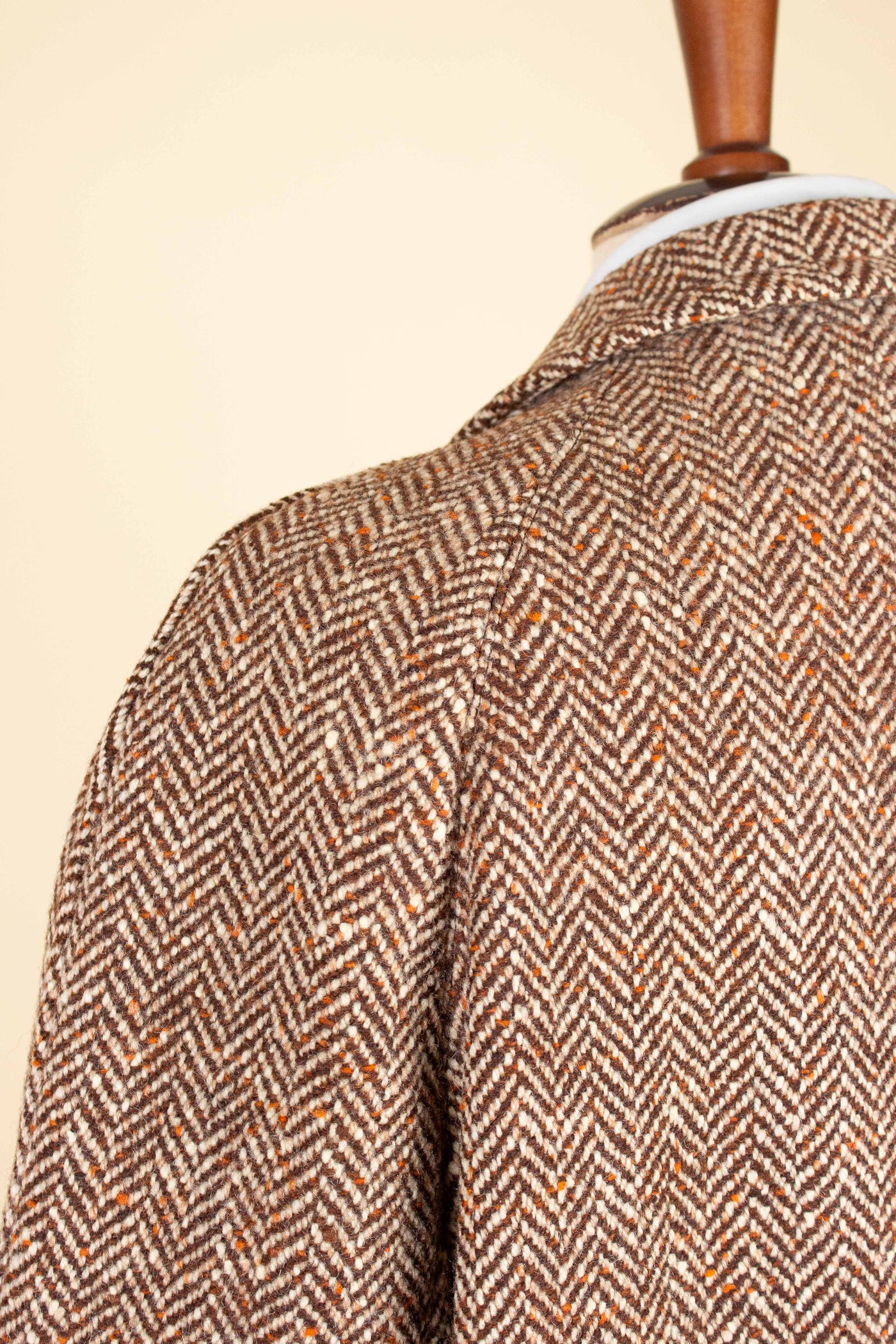 SWEDISH 1930S/1940S BROWN HERRINGBONE RAGLAN TWEED OVERCOAT. SIZE CA EU 48