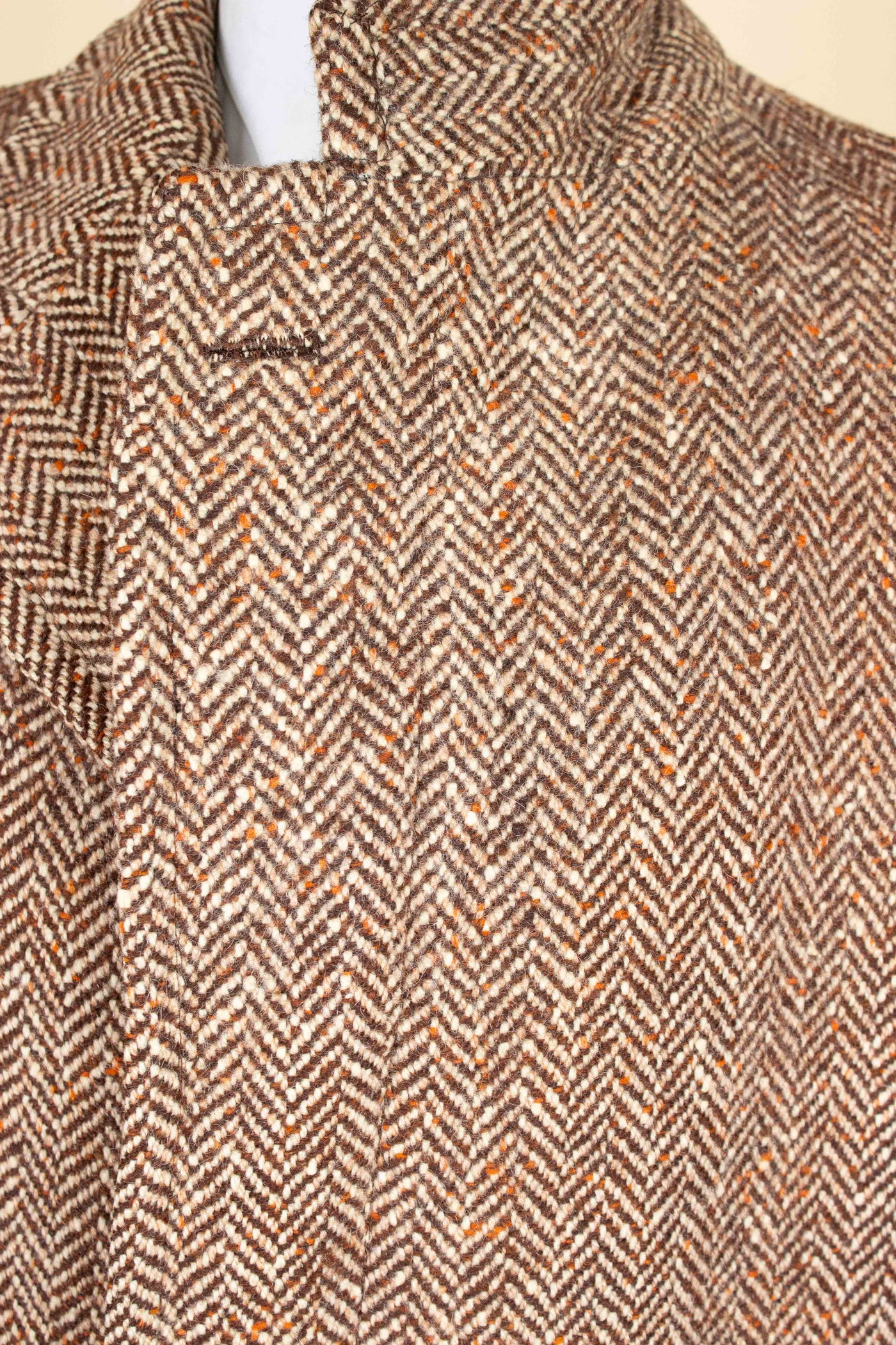 SWEDISH 1930S/1940S BROWN HERRINGBONE RAGLAN TWEED OVERCOAT. SIZE CA EU 48