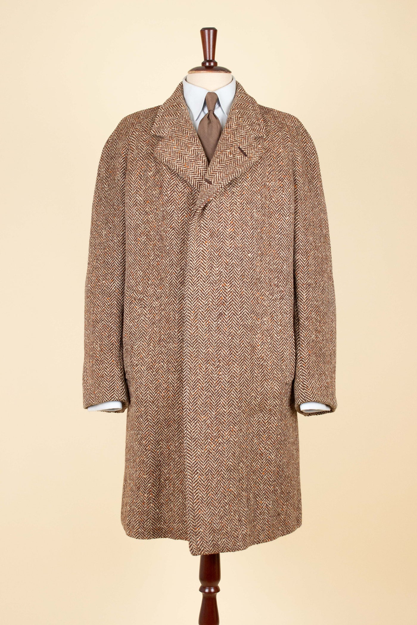 SWEDISH 1930S/1940S BROWN HERRINGBONE RAGLAN TWEED OVERCOAT. SIZE CA EU 48