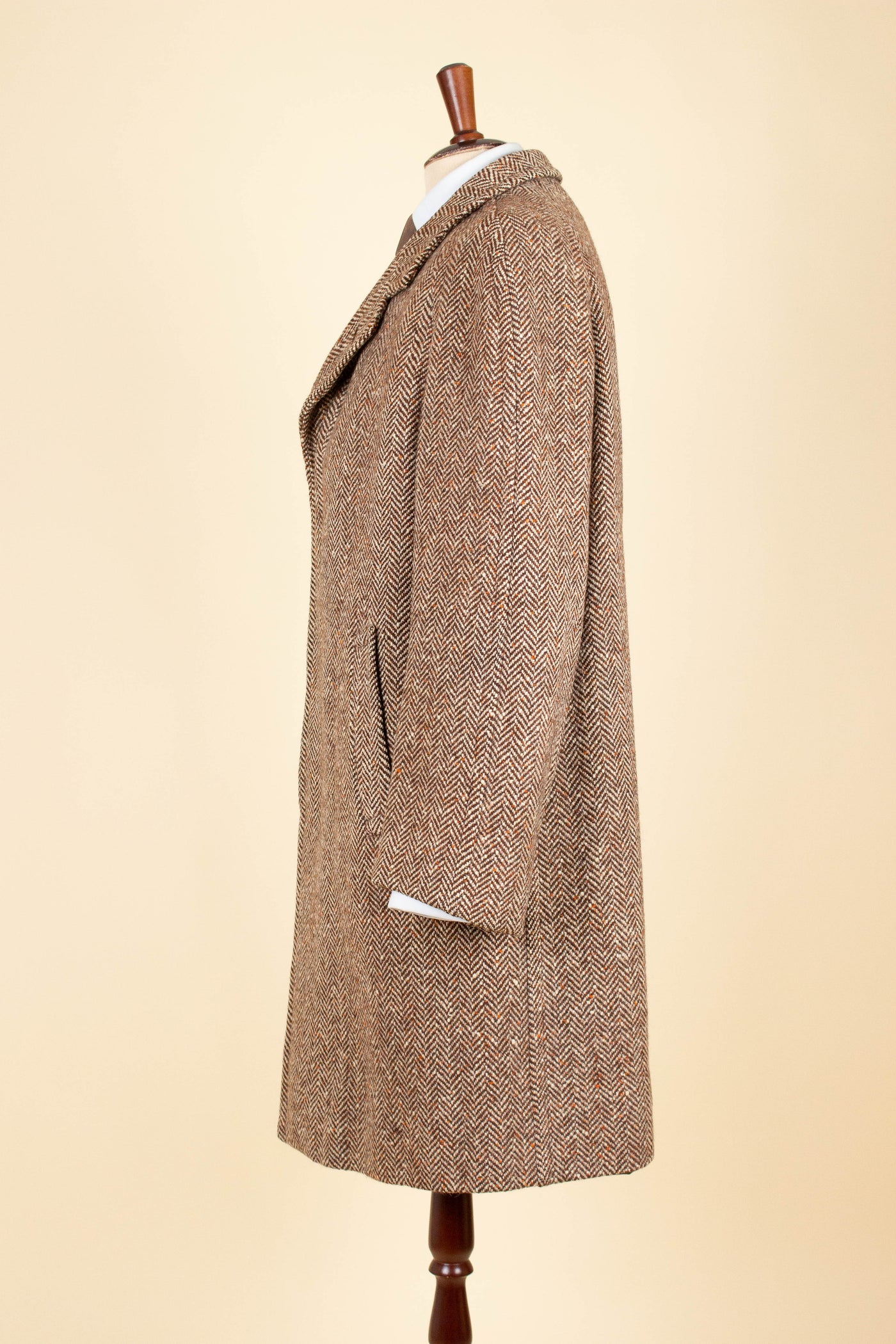 SWEDISH 1930S/1940S BROWN HERRINGBONE RAGLAN TWEED OVERCOAT. SIZE CA EU 48