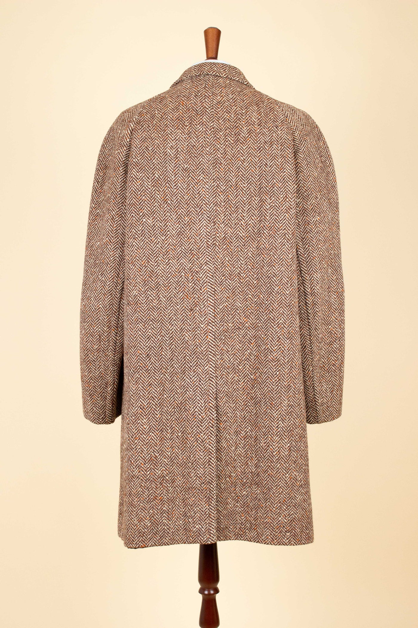 SWEDISH 1930S/1940S BROWN HERRINGBONE RAGLAN TWEED OVERCOAT. SIZE CA EU 48