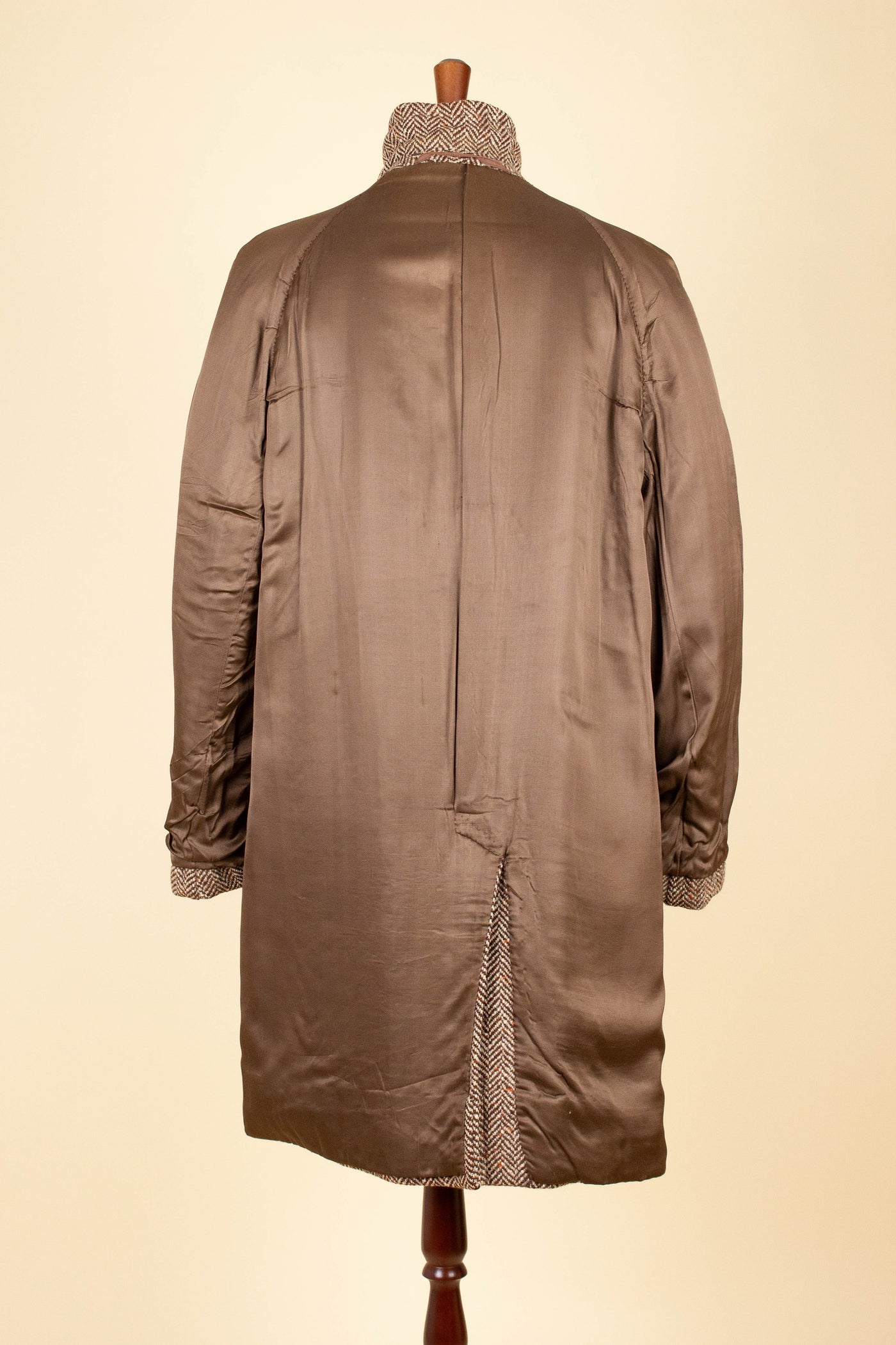 SWEDISH 1930S/1940S BROWN HERRINGBONE RAGLAN TWEED OVERCOAT. SIZE CA EU 48