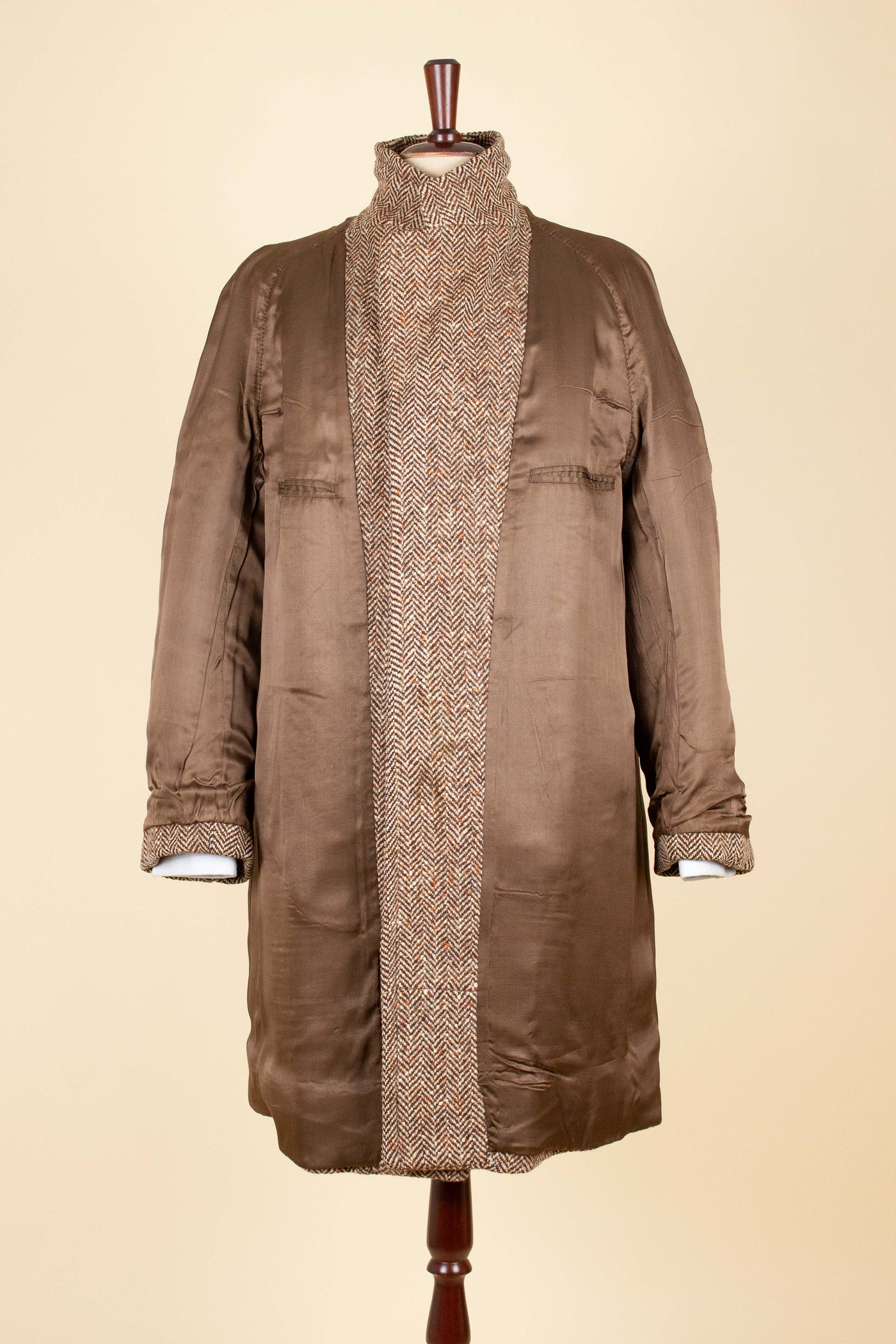 SWEDISH 1930S/1940S BROWN HERRINGBONE RAGLAN TWEED OVERCOAT. SIZE CA EU 48