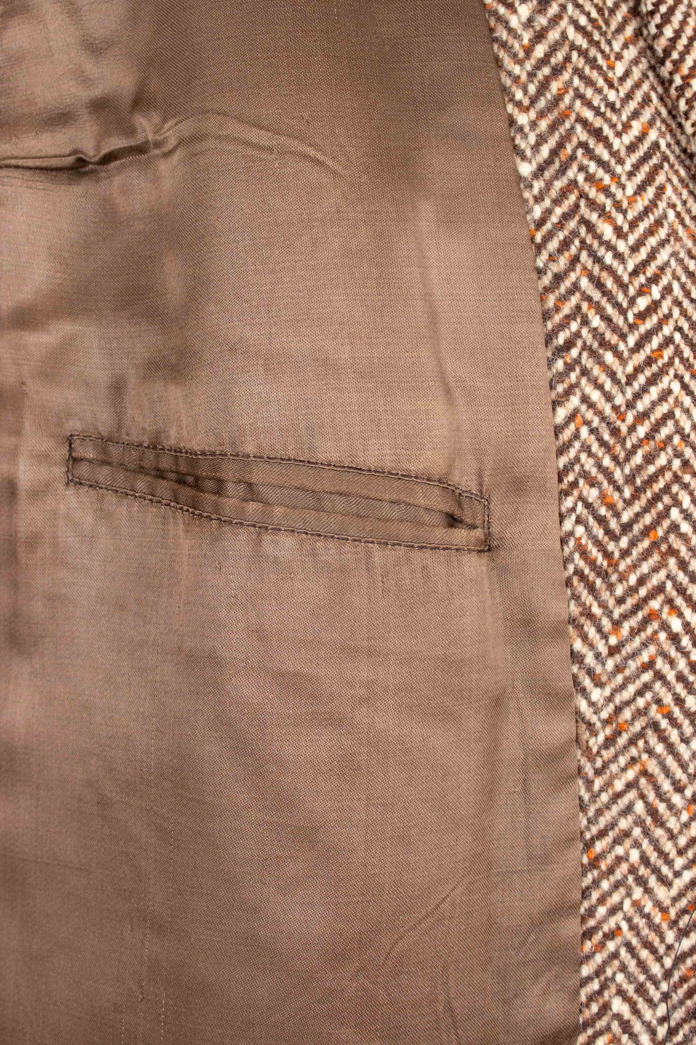 SWEDISH 1930S/1940S BROWN HERRINGBONE RAGLAN TWEED OVERCOAT. SIZE CA EU 48