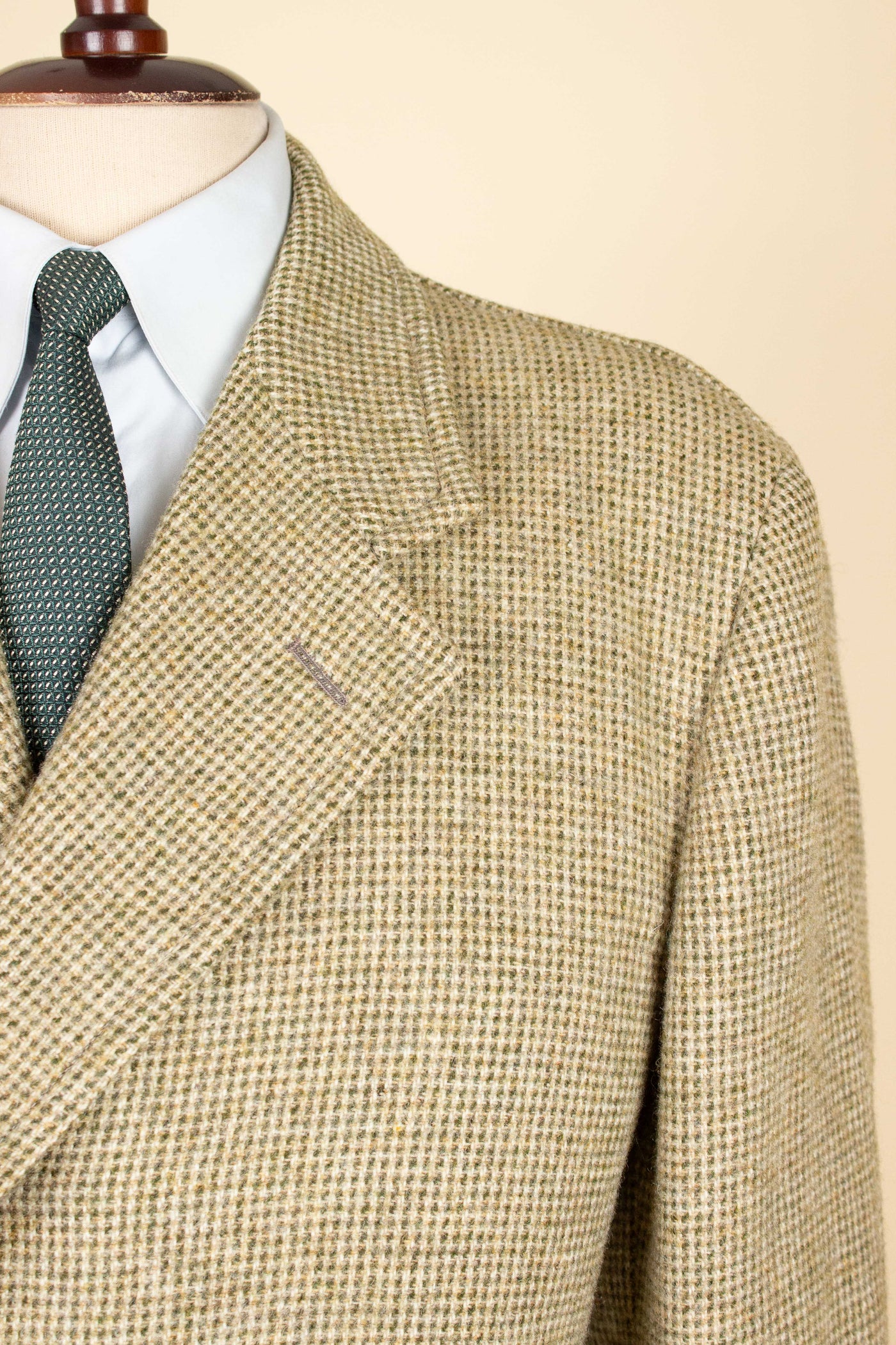 SWEDISH 1950S LIGHT GREEN SINGLE BREASTED TWEED OVERCOAT BY NORDISKA KOMPANIET. SIZE CA EU 48