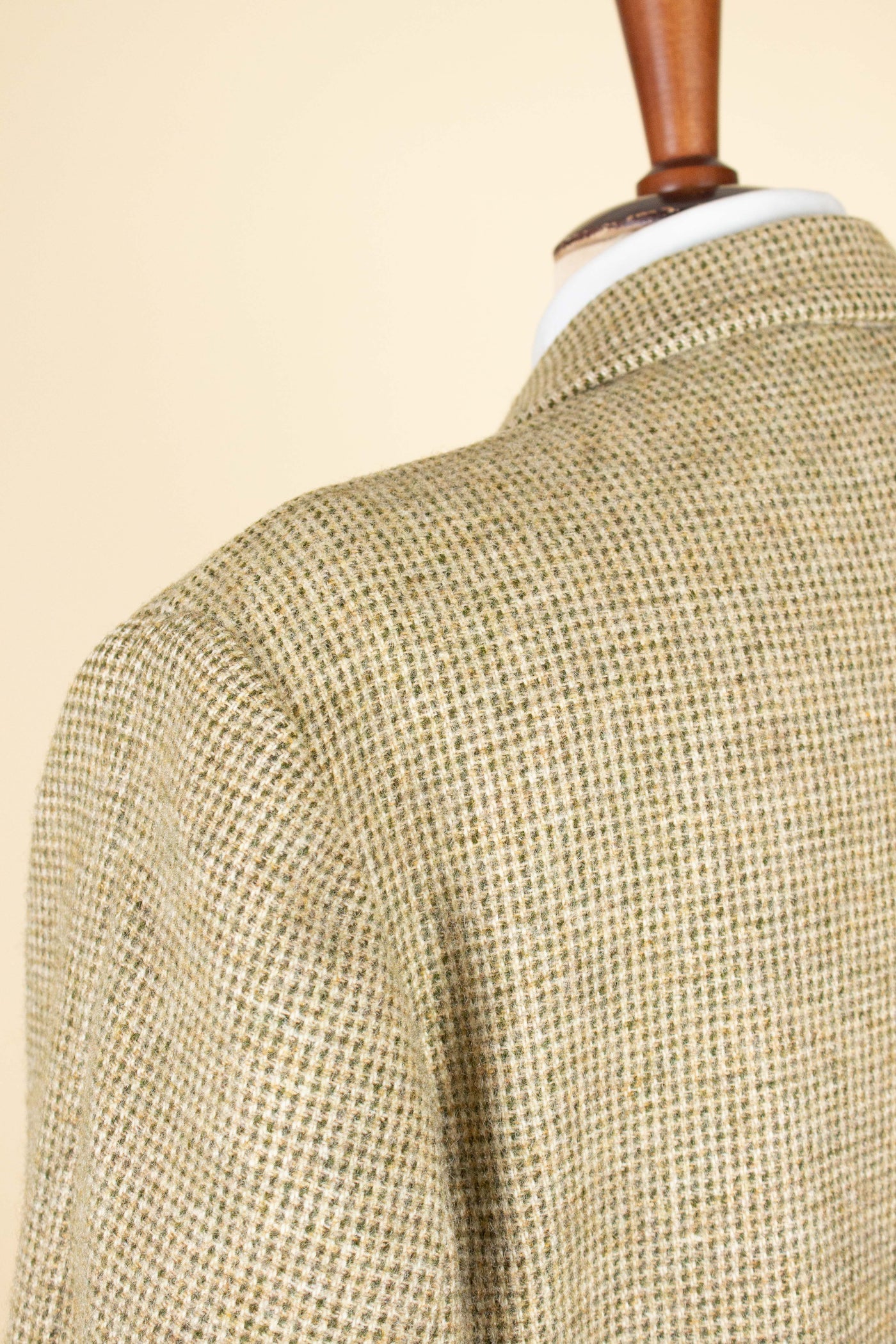 SWEDISH 1950S LIGHT GREEN SINGLE BREASTED TWEED OVERCOAT BY NORDISKA KOMPANIET. SIZE CA EU 48