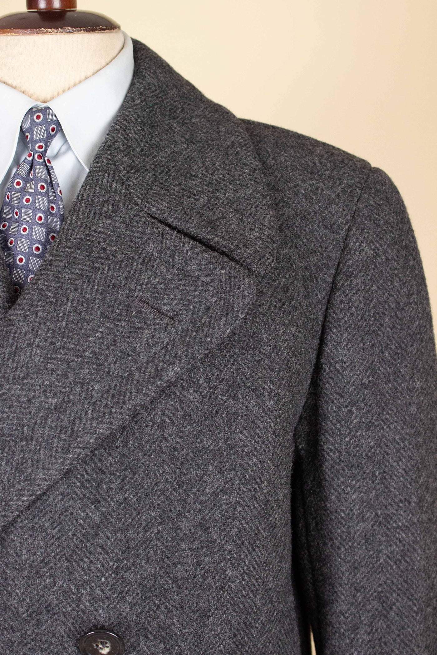 SWEDISH 1940S/1950S DARK GREY HERRINGBONE OVERCOAT BY RANG. SIZE CA EU 46-48