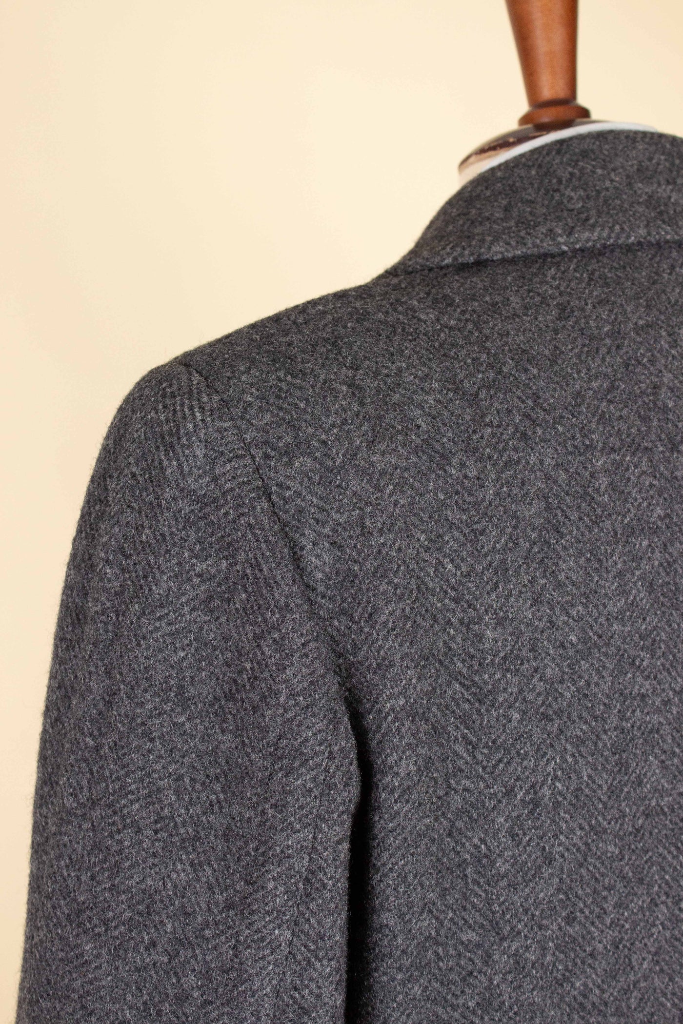 SWEDISH 1940S/1950S DARK GREY HERRINGBONE OVERCOAT BY RANG. SIZE CA EU 46-48