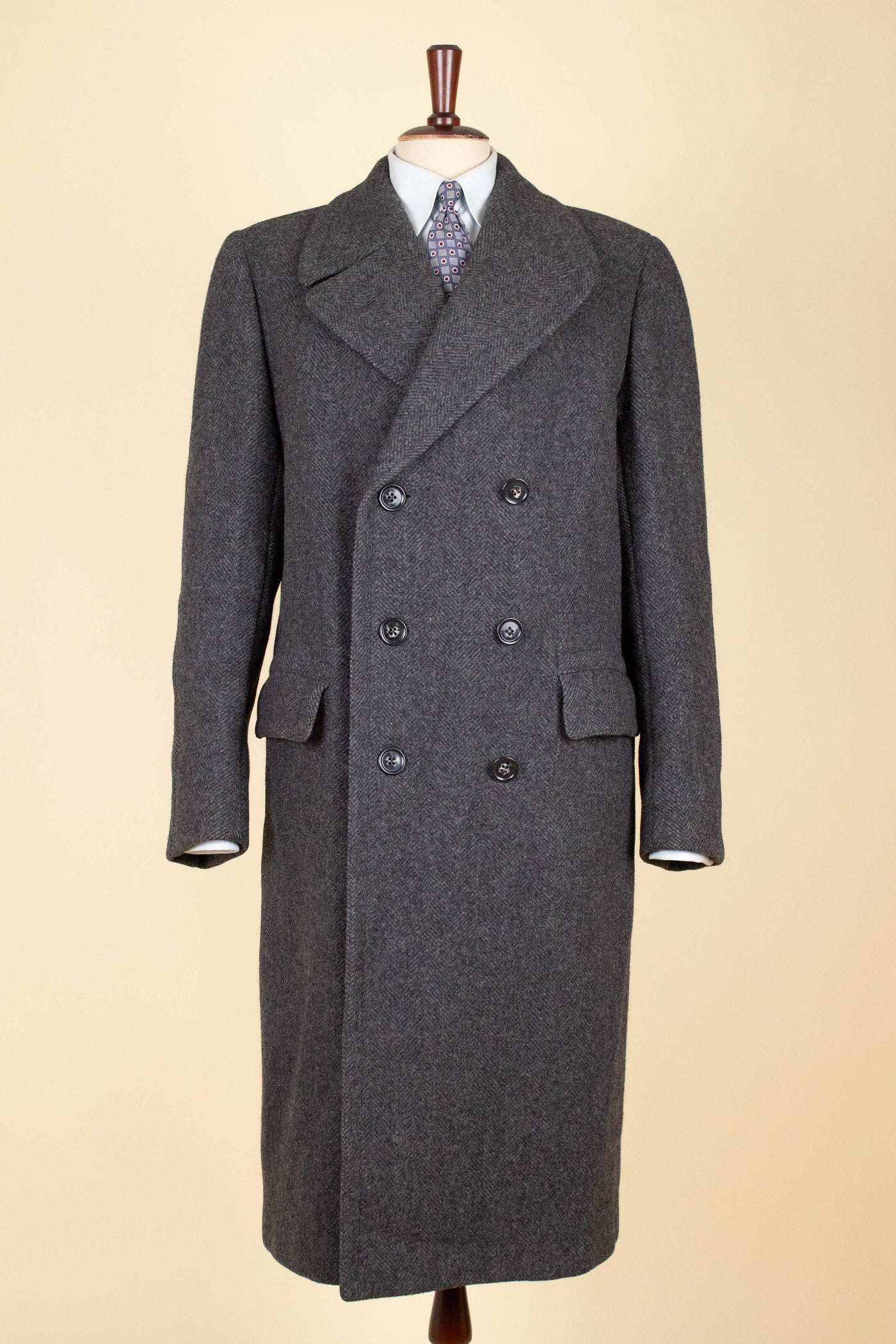 SWEDISH 1940S/1950S DARK GREY HERRINGBONE OVERCOAT BY RANG. SIZE CA EU 46-48
