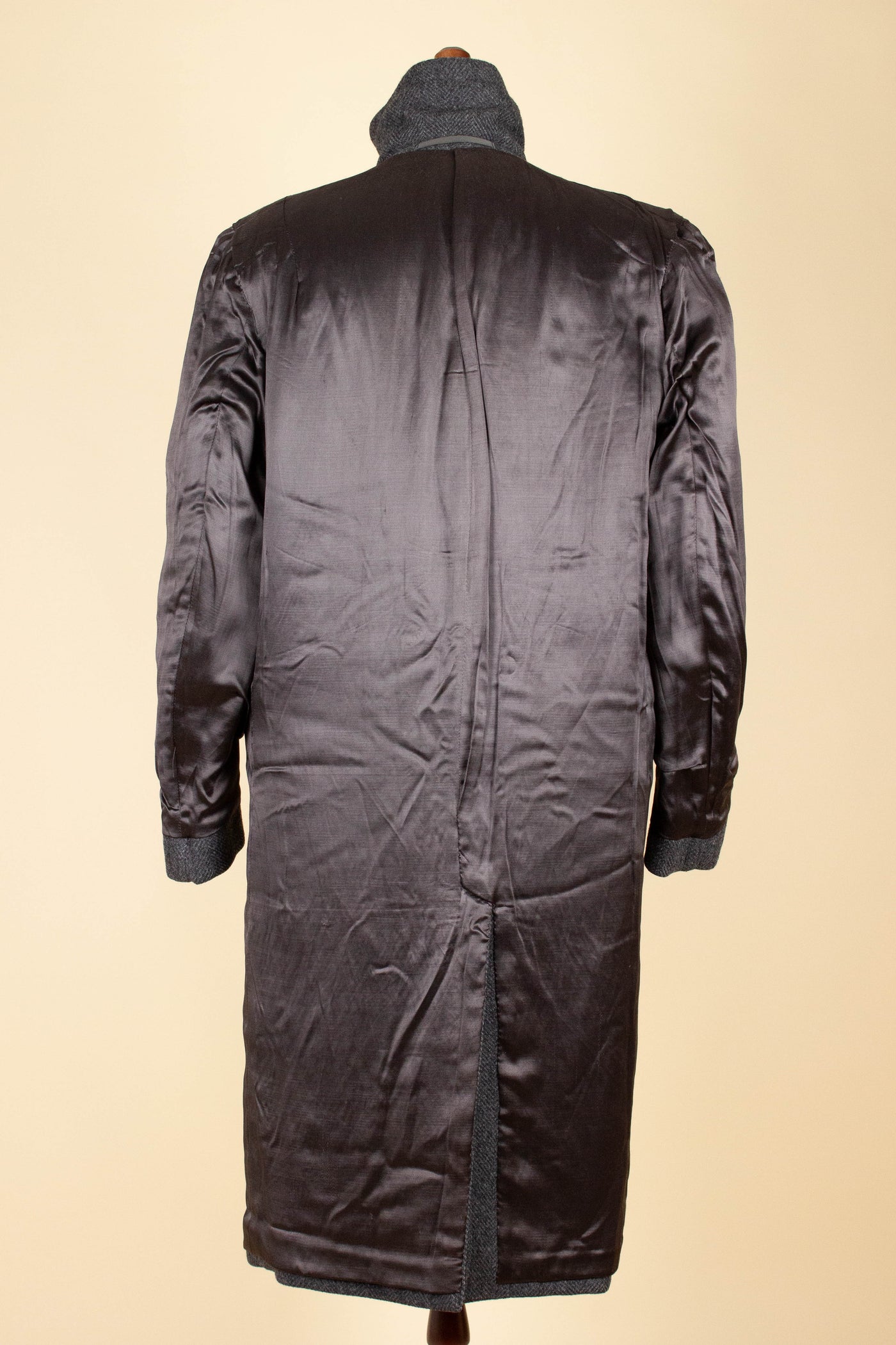SWEDISH 1940S/1950S DARK GREY HERRINGBONE OVERCOAT BY RANG. SIZE CA EU 46-48