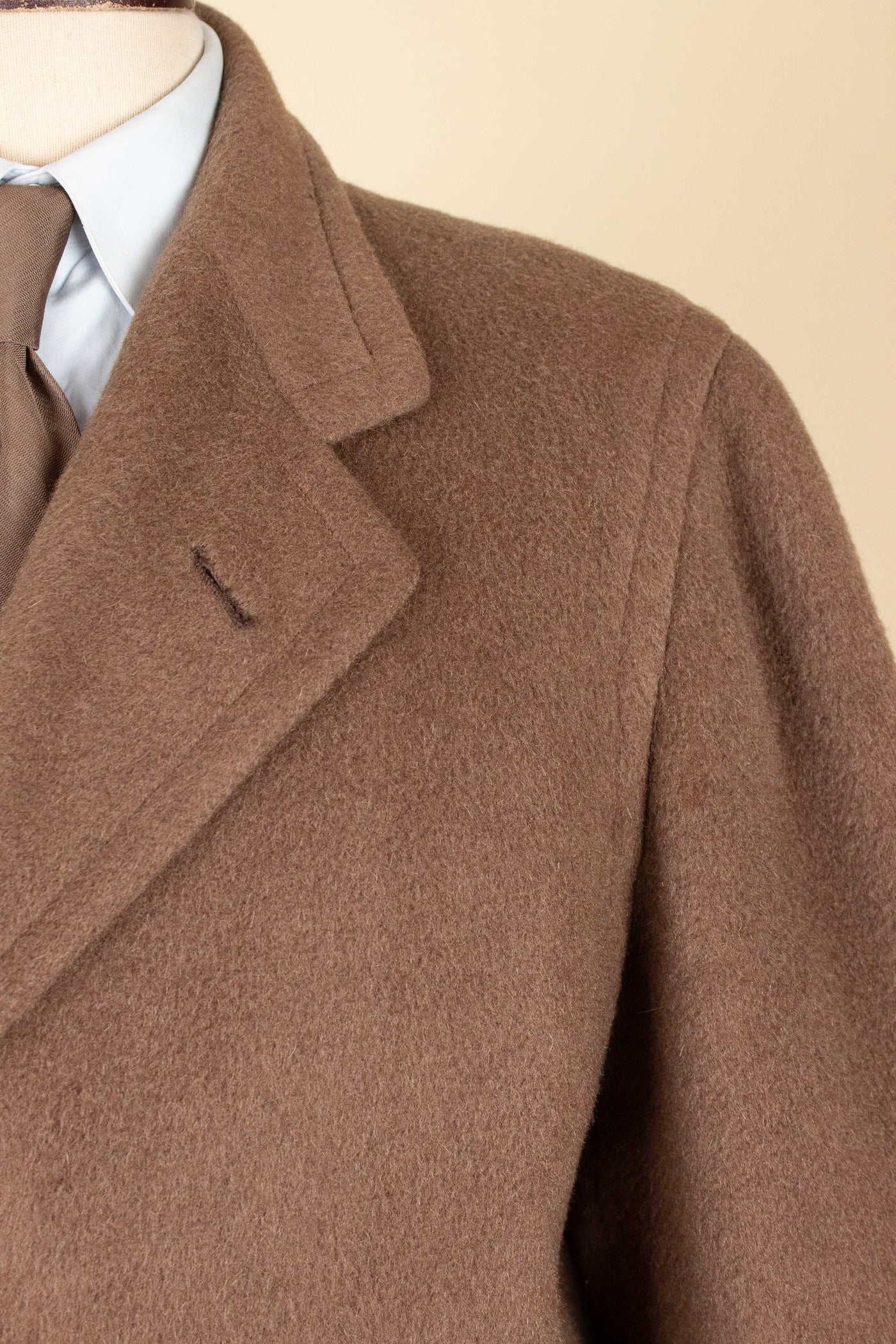 AMERICAN 1950S CHOCOLATE BROWN CAMEL WOOL SINGLE BREASTED OVERCOAT. SIZE CA EU 46-48