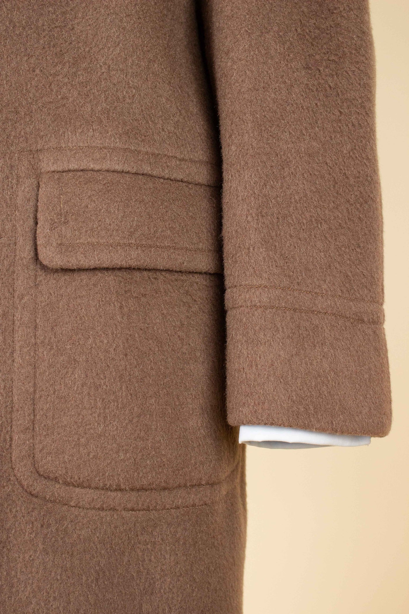 AMERICAN 1950S CHOCOLATE BROWN CAMEL WOOL SINGLE BREASTED OVERCOAT. SIZE CA EU 46-48