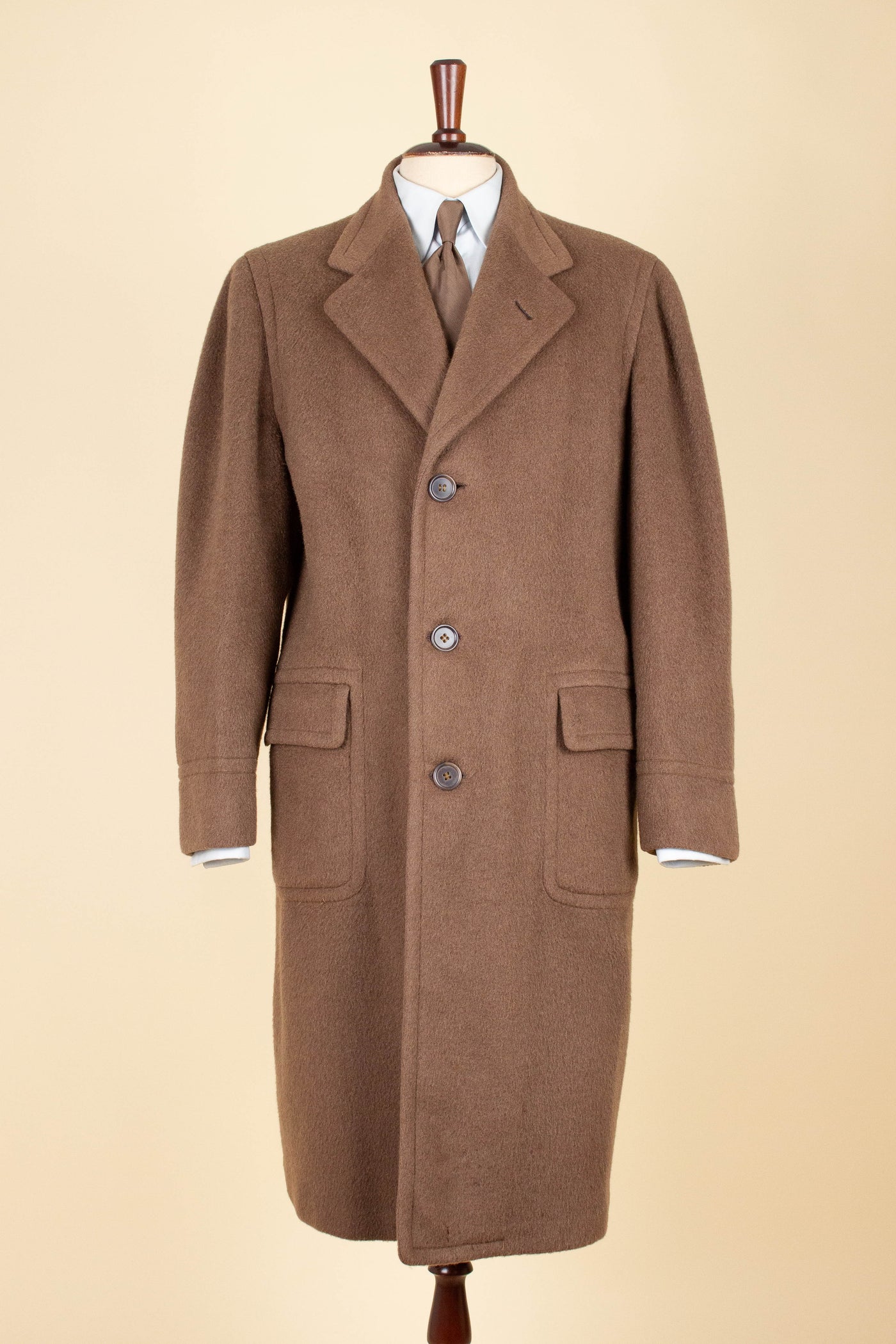 AMERICAN 1950S CHOCOLATE BROWN CAMEL WOOL SINGLE BREASTED OVERCOAT. SIZE CA EU 46-48