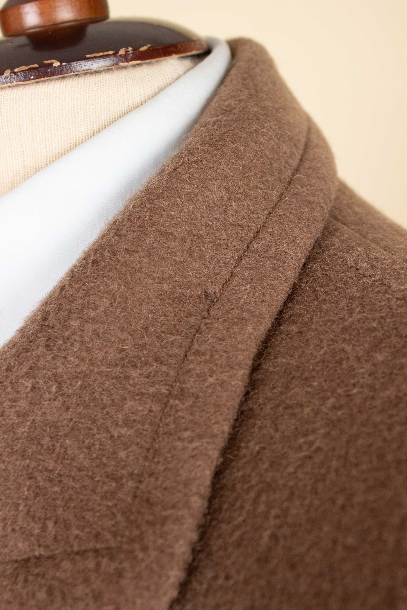 AMERICAN 1950S CHOCOLATE BROWN CAMEL WOOL SINGLE BREASTED OVERCOAT. SIZE CA EU 46-48