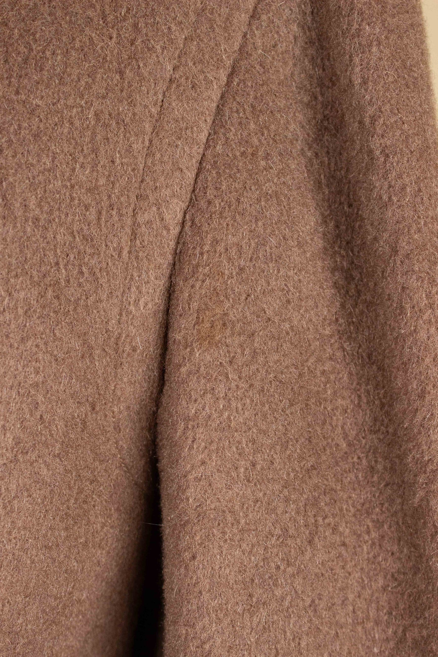 AMERICAN 1950S CHOCOLATE BROWN CAMEL WOOL SINGLE BREASTED OVERCOAT. SIZE CA EU 46-48
